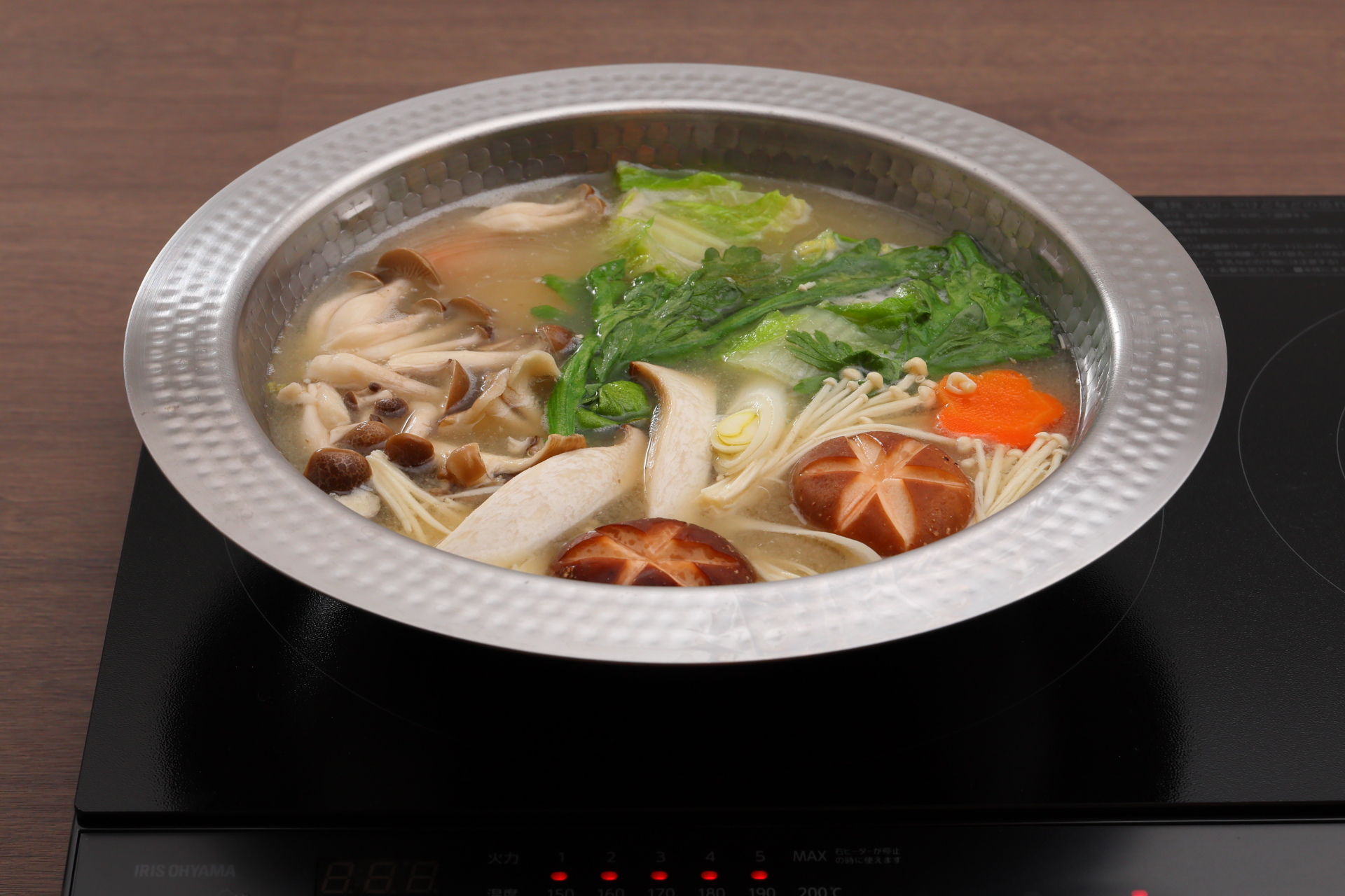 鍋はボトルに入ったダシを入れ、卓上IHクッキングヒーターで温めるだけ