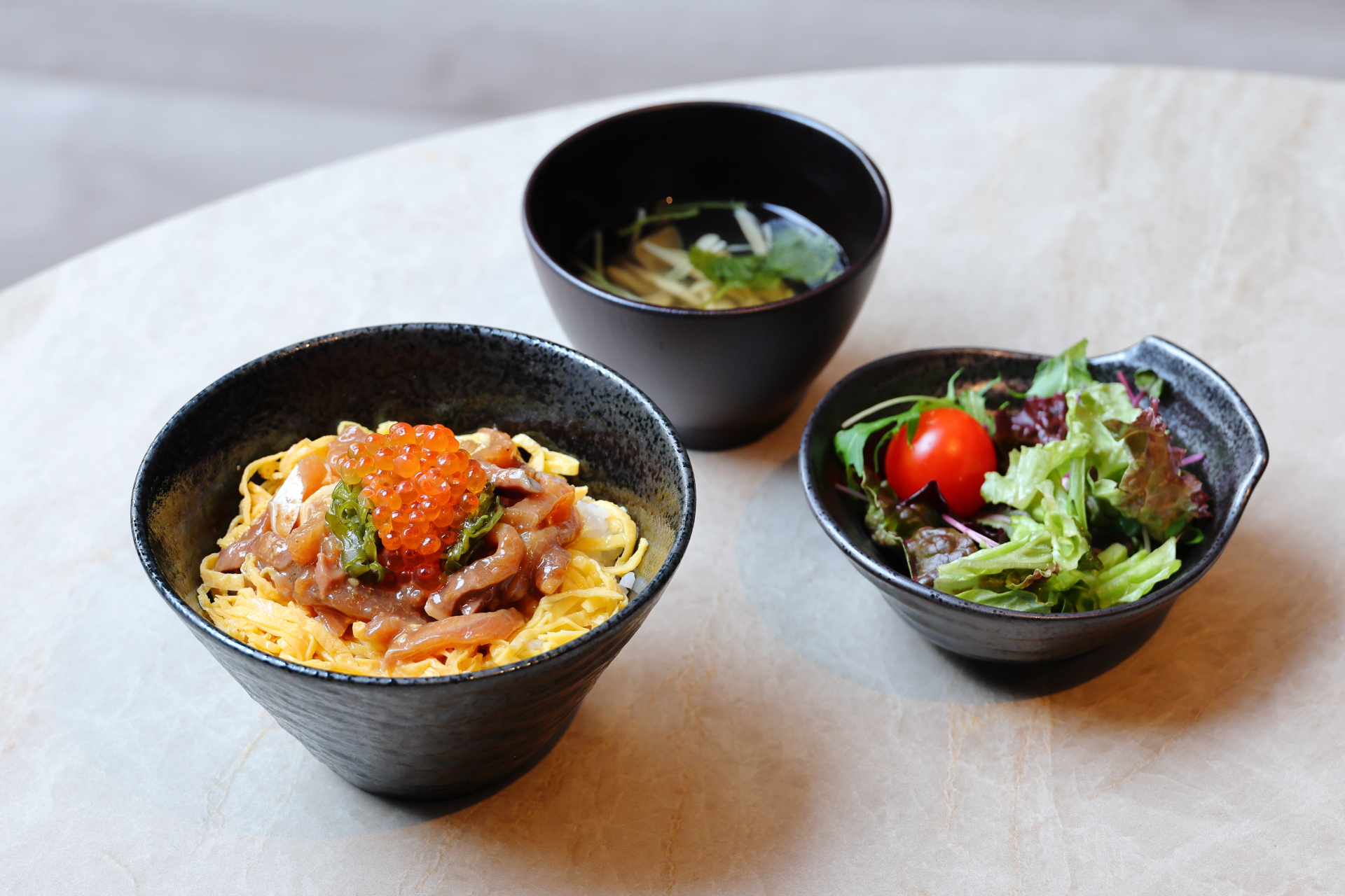 朝食は、かぼすブリのりゅうきゅう丼