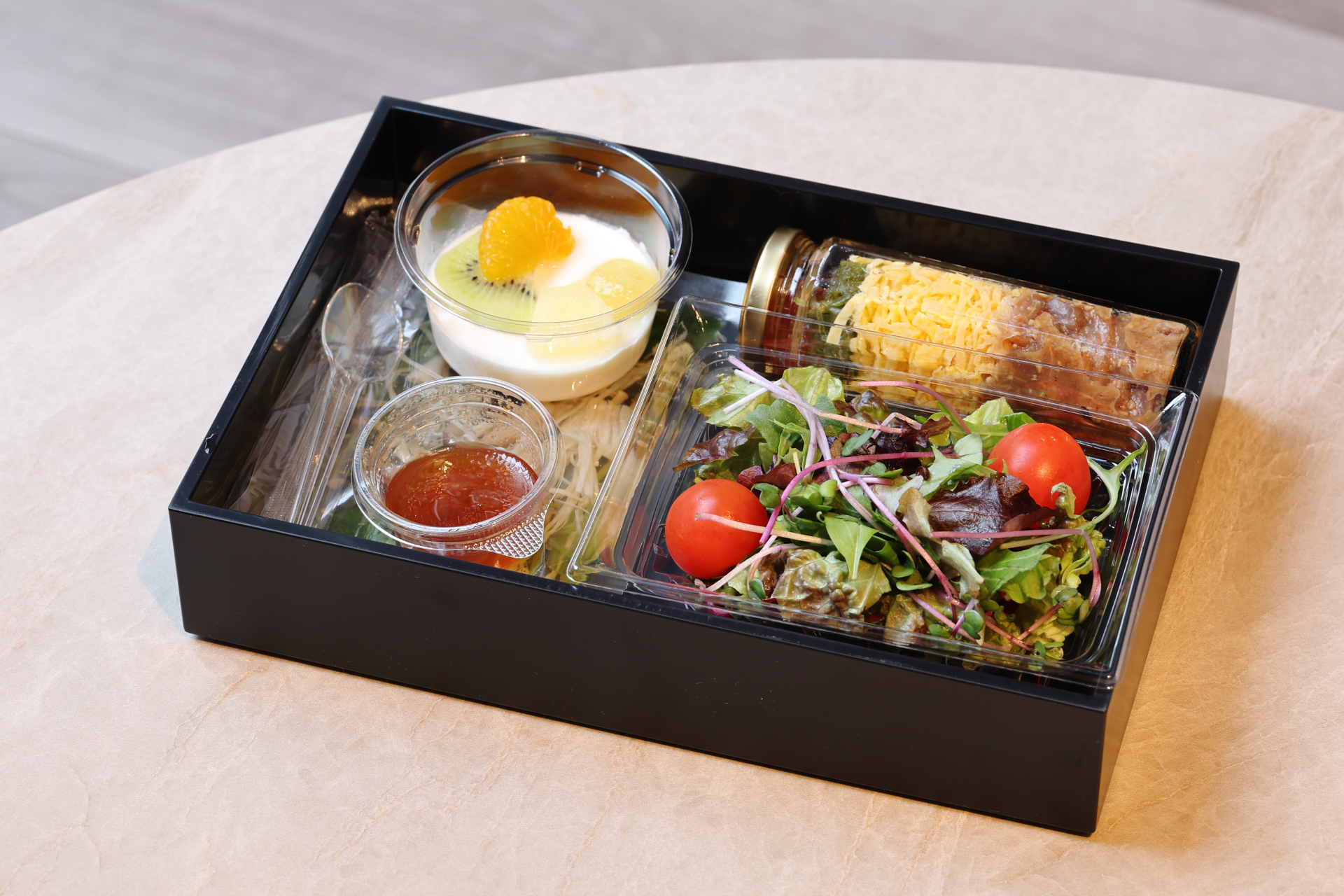 このような形で用意されているので、お吸い物を温め、ご飯を炊いたら瓶詰めの具材を乗せるだけ。それだけですごく美味しい。杏仁豆腐つき