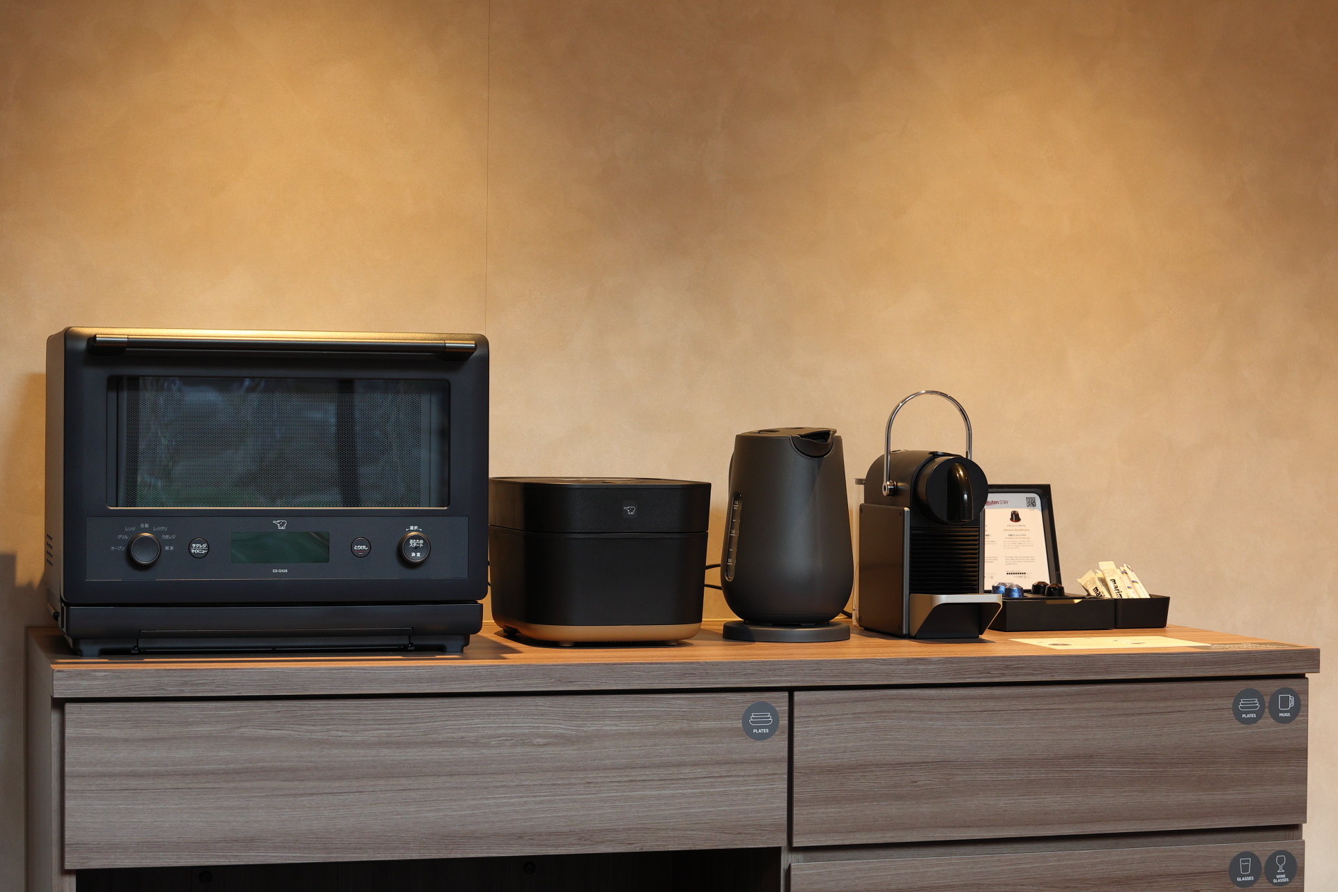 電子レンジ、炊飯器、電気ケトル、コーヒーメーカー。どれも難しい操作はないが、すべてQRコードで簡単な使用説明書をスマホで見られるようになっている