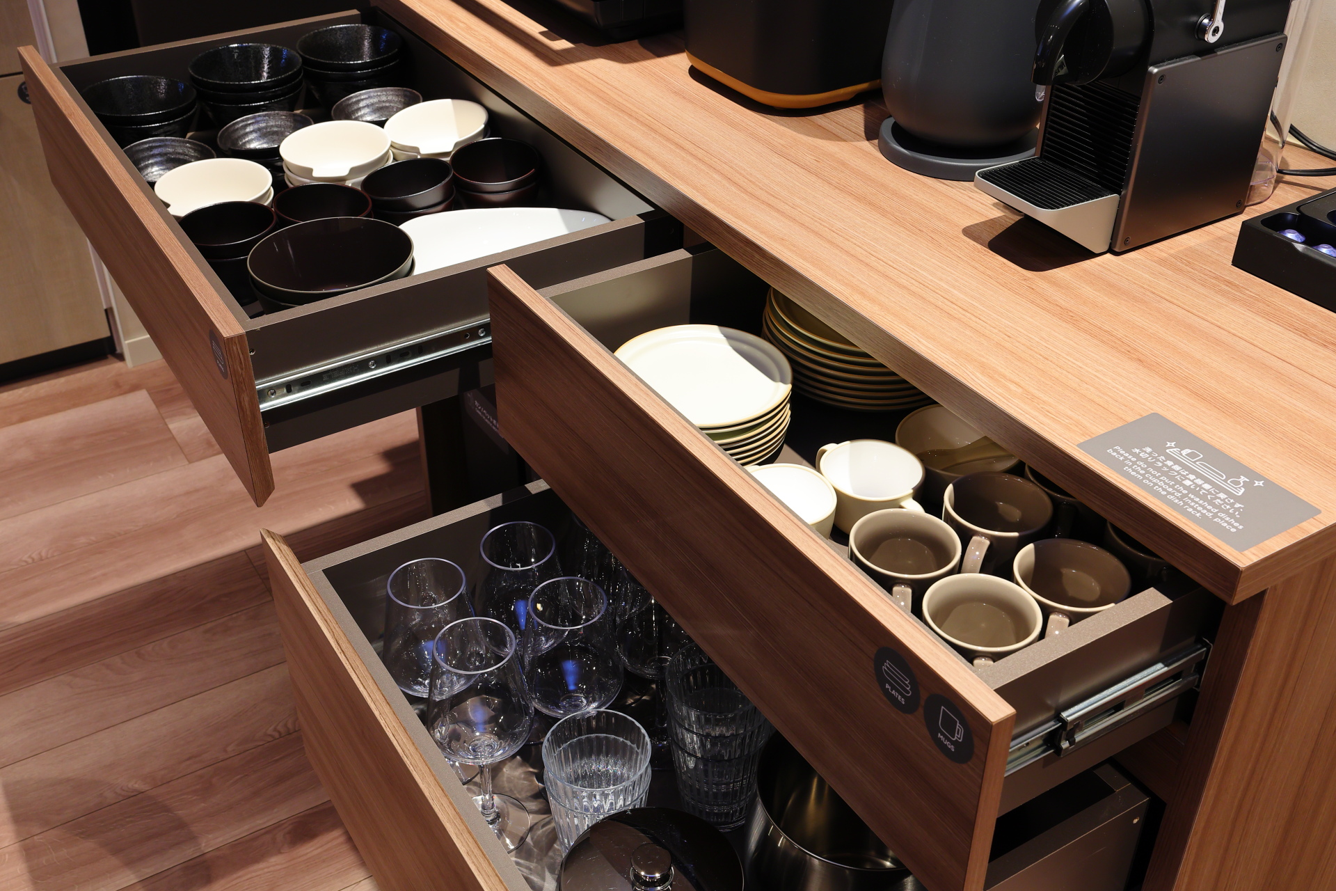食器やカトラリー、調理器具などは引き出しにマークがあるので分かりやすい