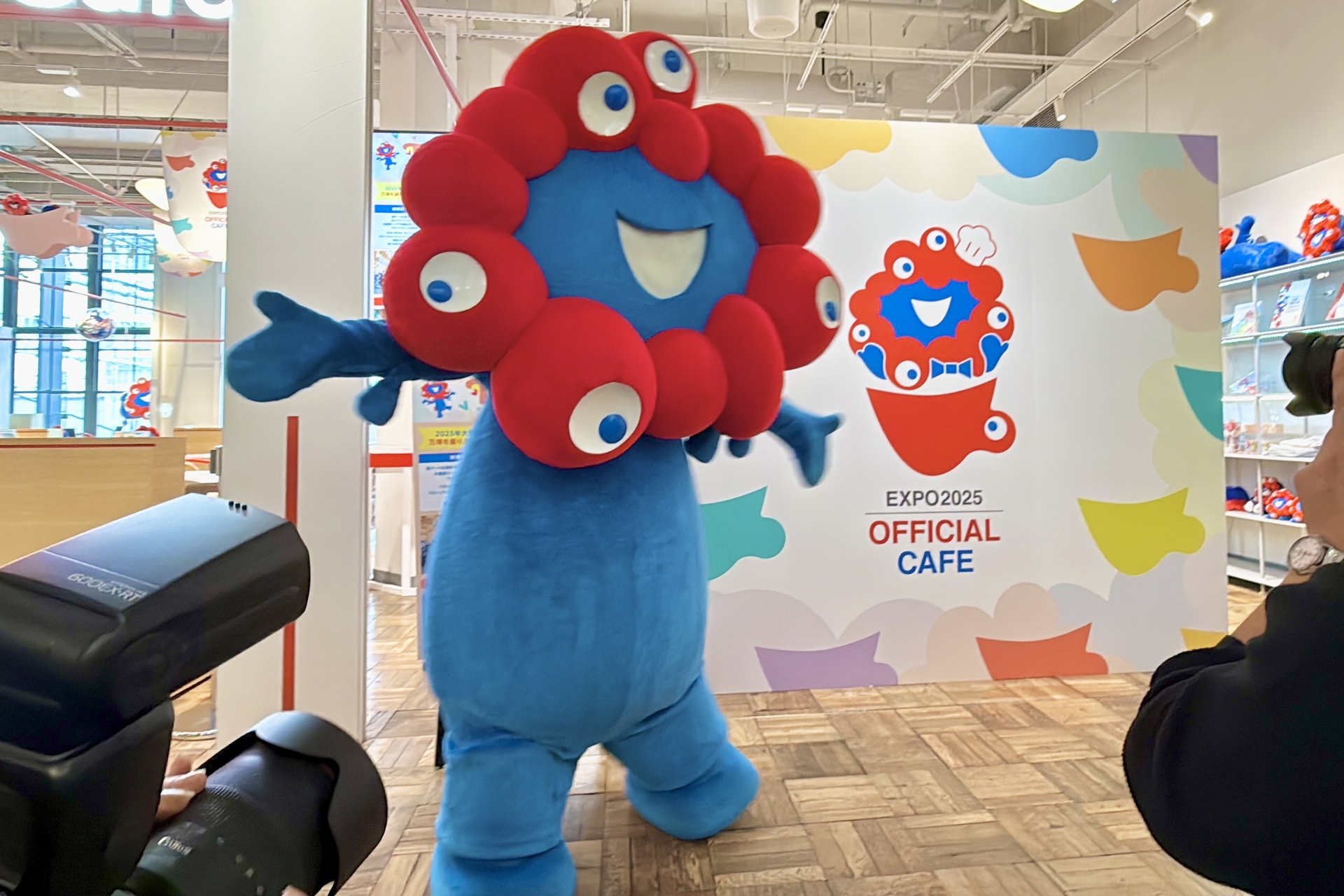 万博の思い出を振り返る公式カフェにミャクミャクが来店