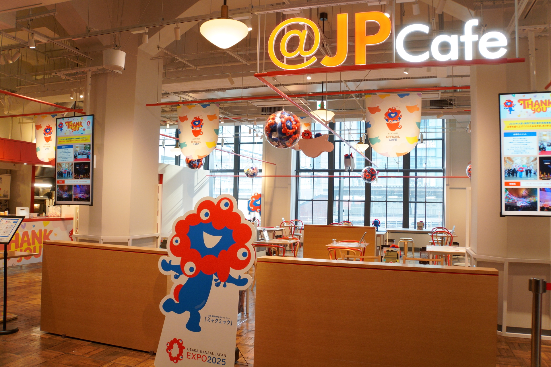 天井のボール装飾は、入っているミャクミャクがボールによって異なるとのこと