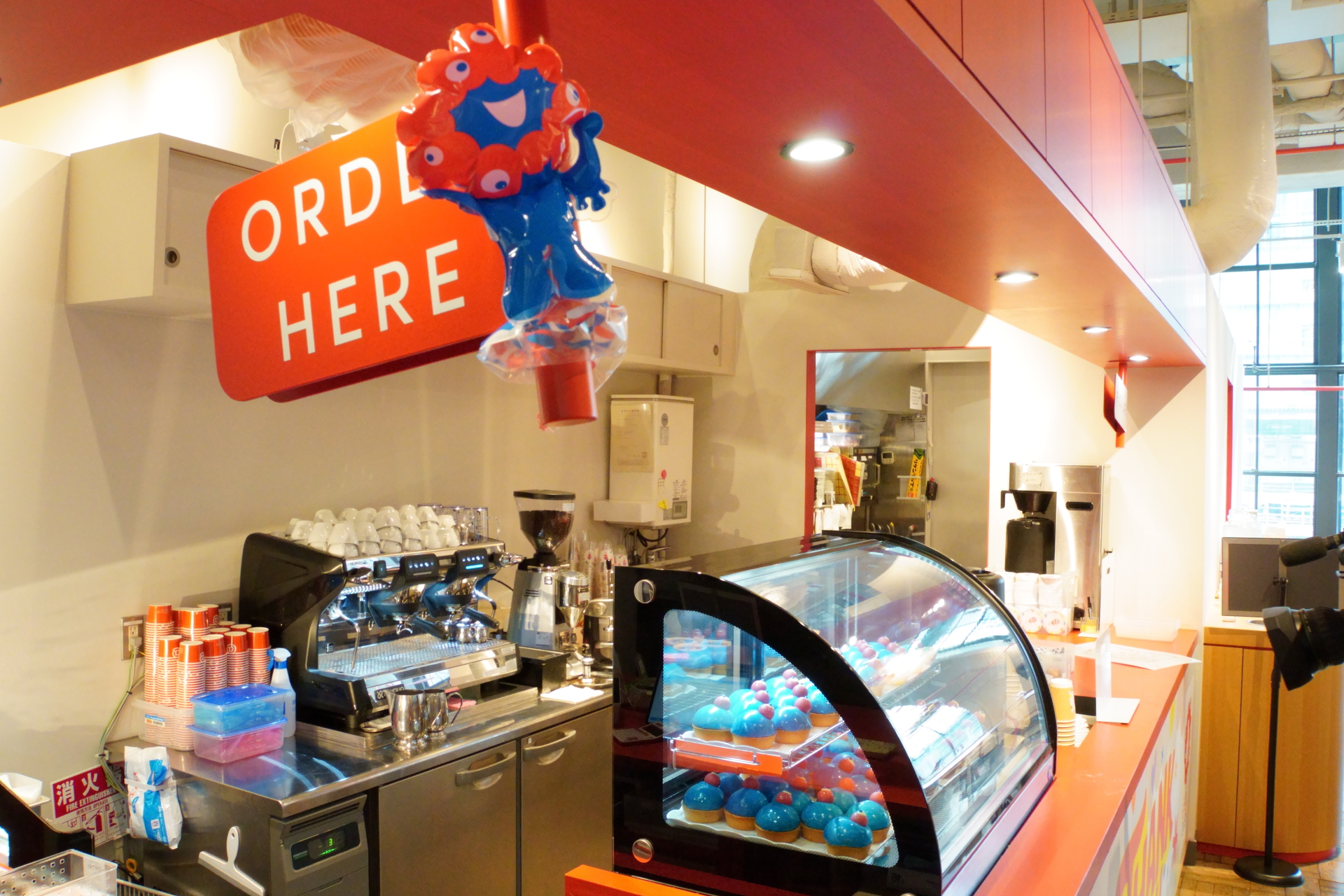 天井のボール装飾は、入っているミャクミャクがボールによって異なるとのこと