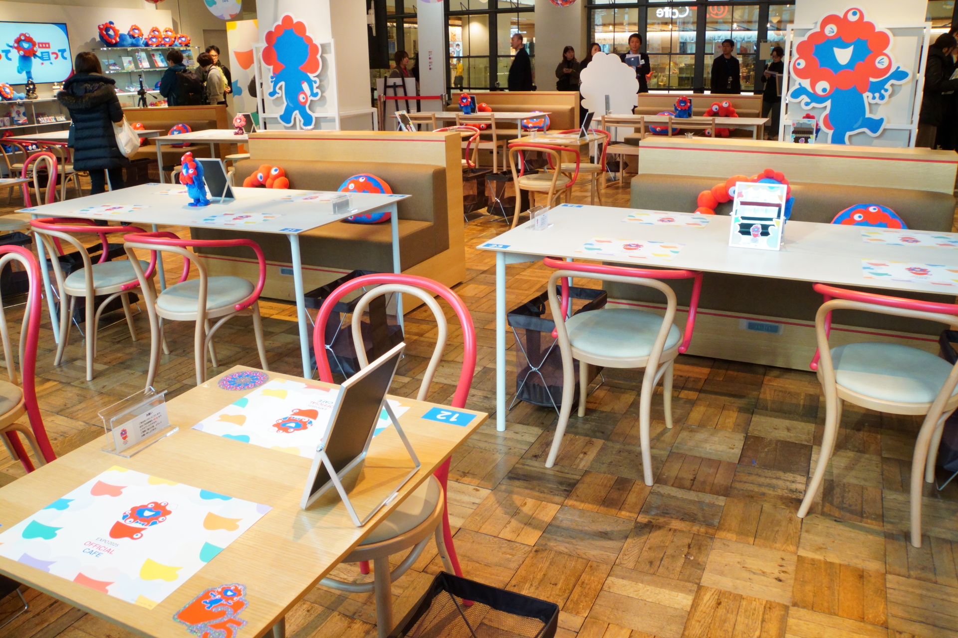 天井のボール装飾は、入っているミャクミャクがボールによって異なるとのこと