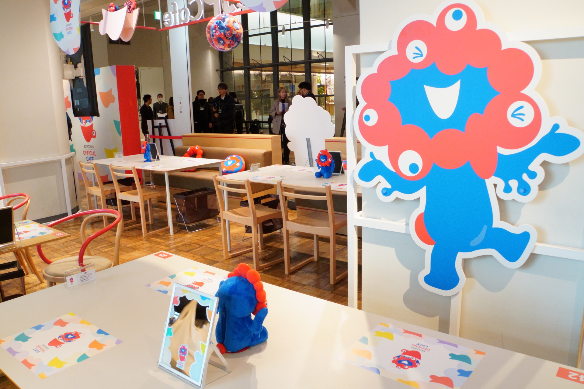 天井のボール装飾は、入っているミャクミャクがボールによって異なるとのこと