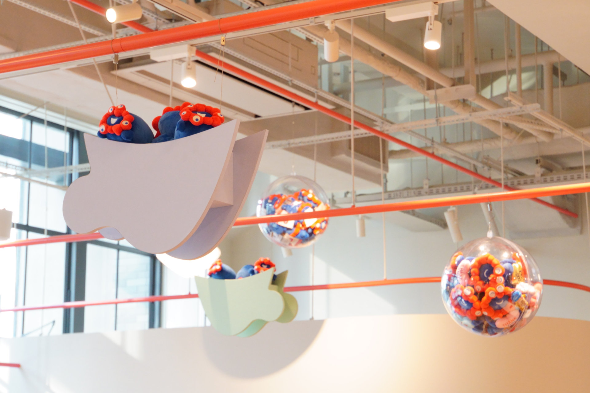 天井のボール装飾は、入っているミャクミャクがボールによって異なるとのこと