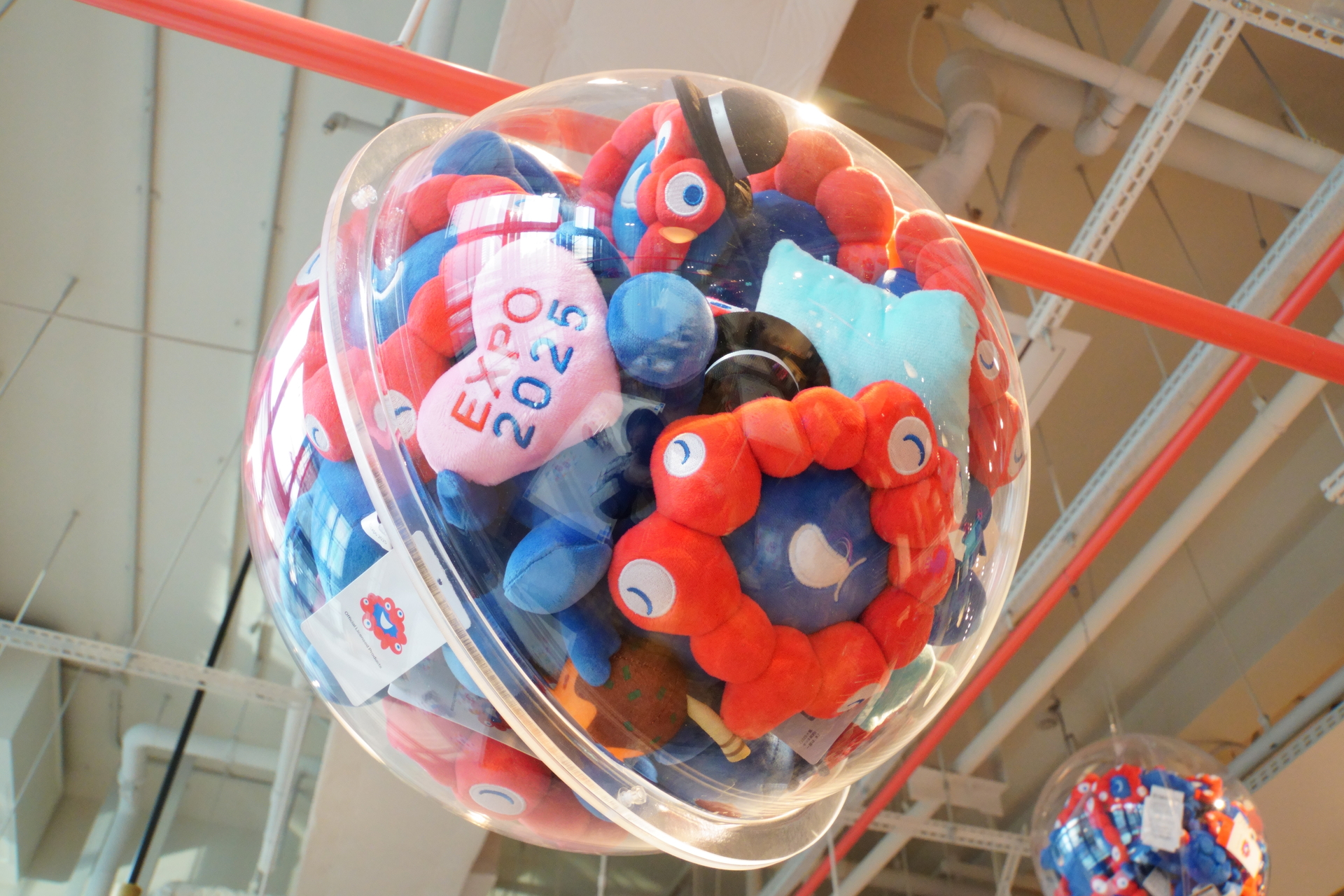 天井のボール装飾は、入っているミャクミャクがボールによって異なるとのこと