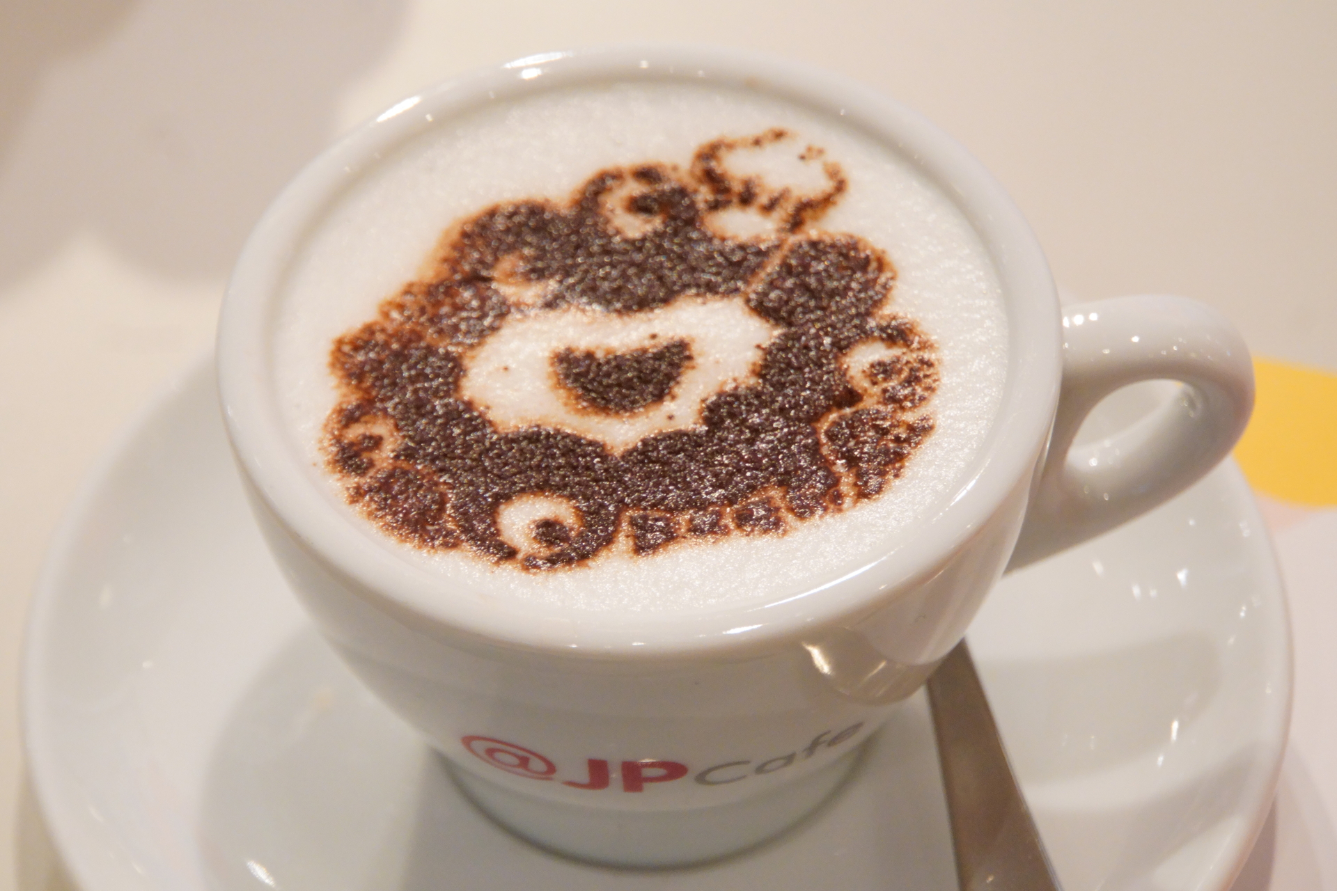 ミャクミャクチーノは、ココアパウダーでミャクミャクのお顔を描いたカプチーノ