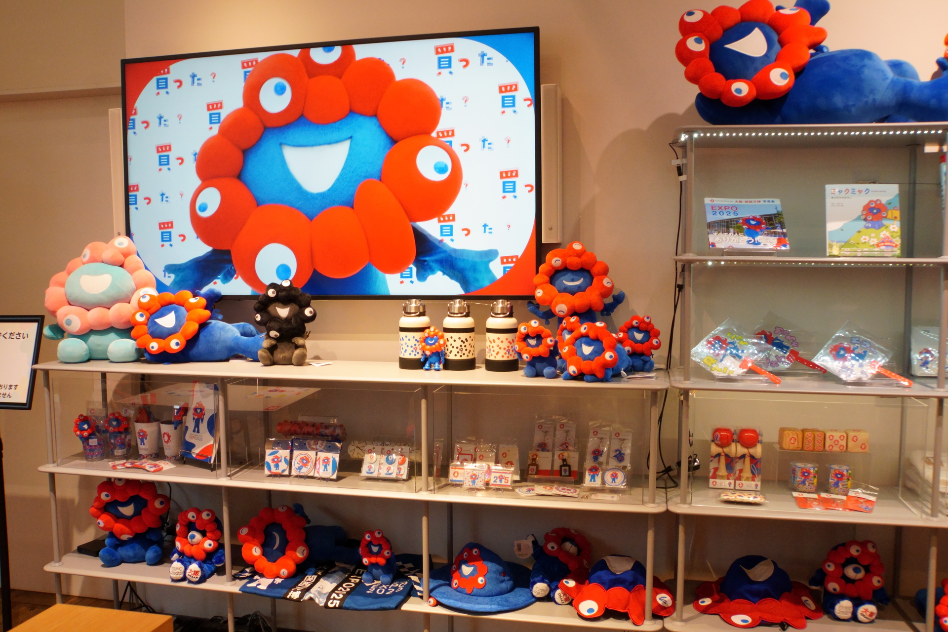 貴重なグッズの展示コーナーもある