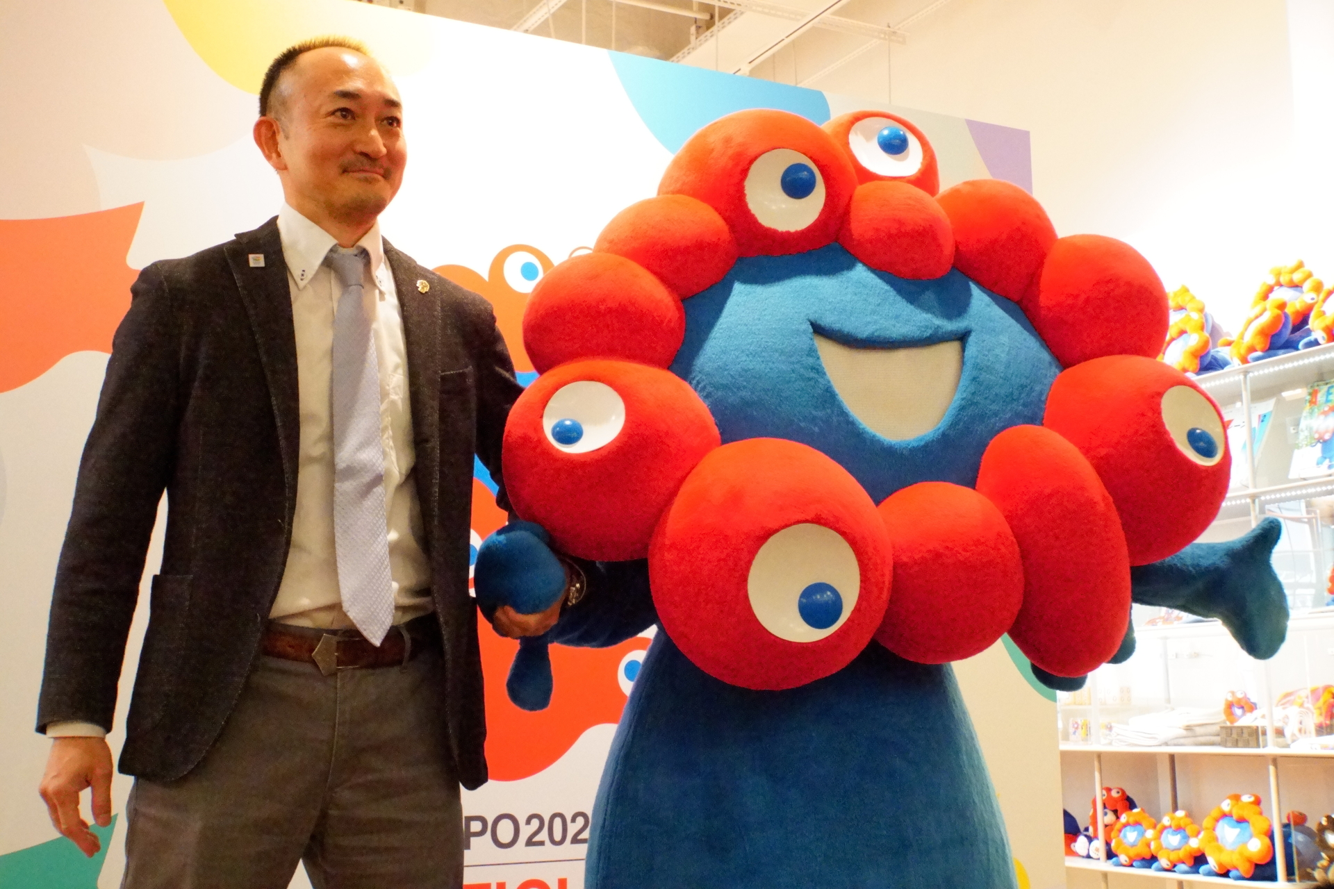 2025大阪・関西万博マスターライセンスオフィス 代表業務執行者 西村宣浩氏（左）