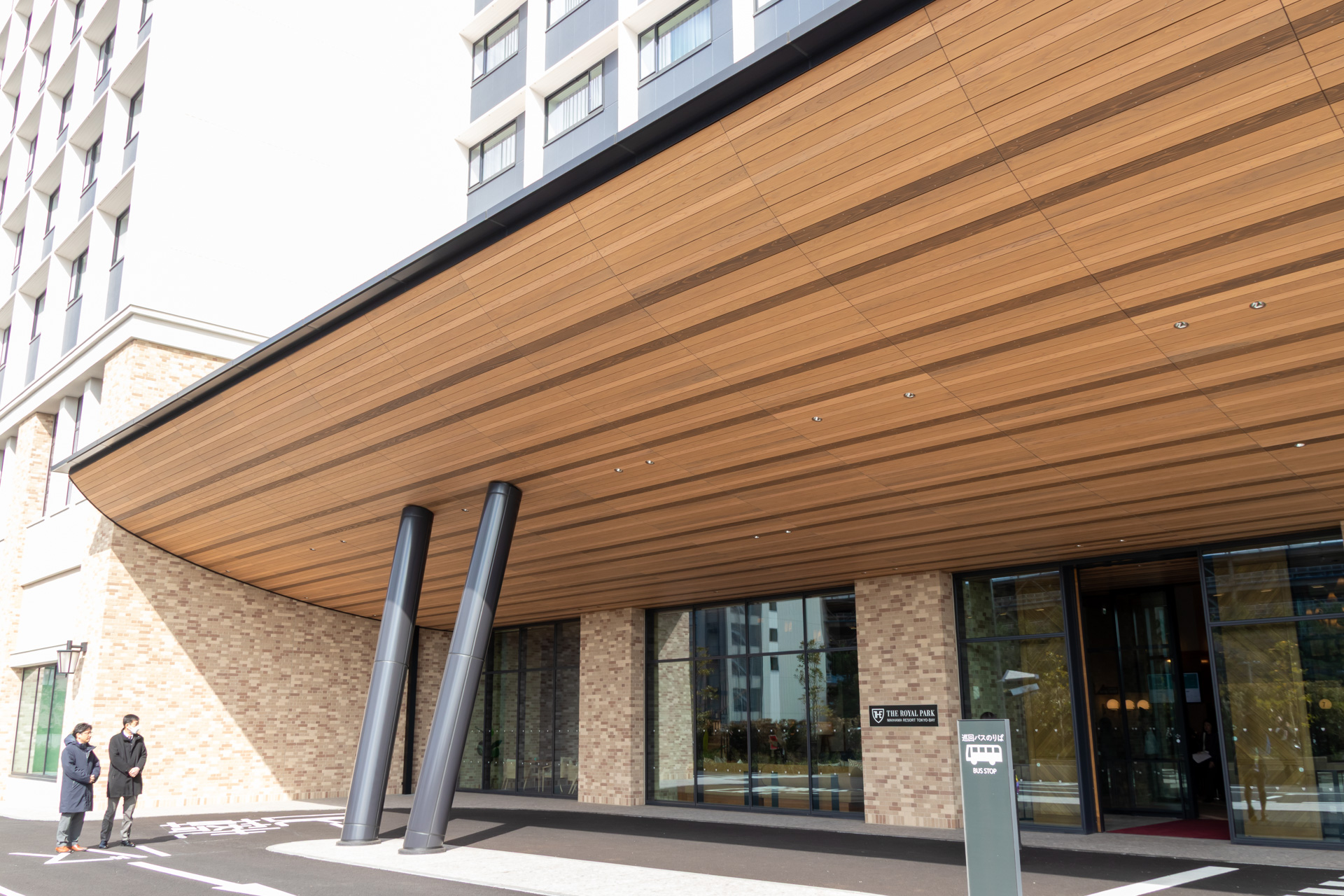 船の船底をイメージしたホテル正面入口