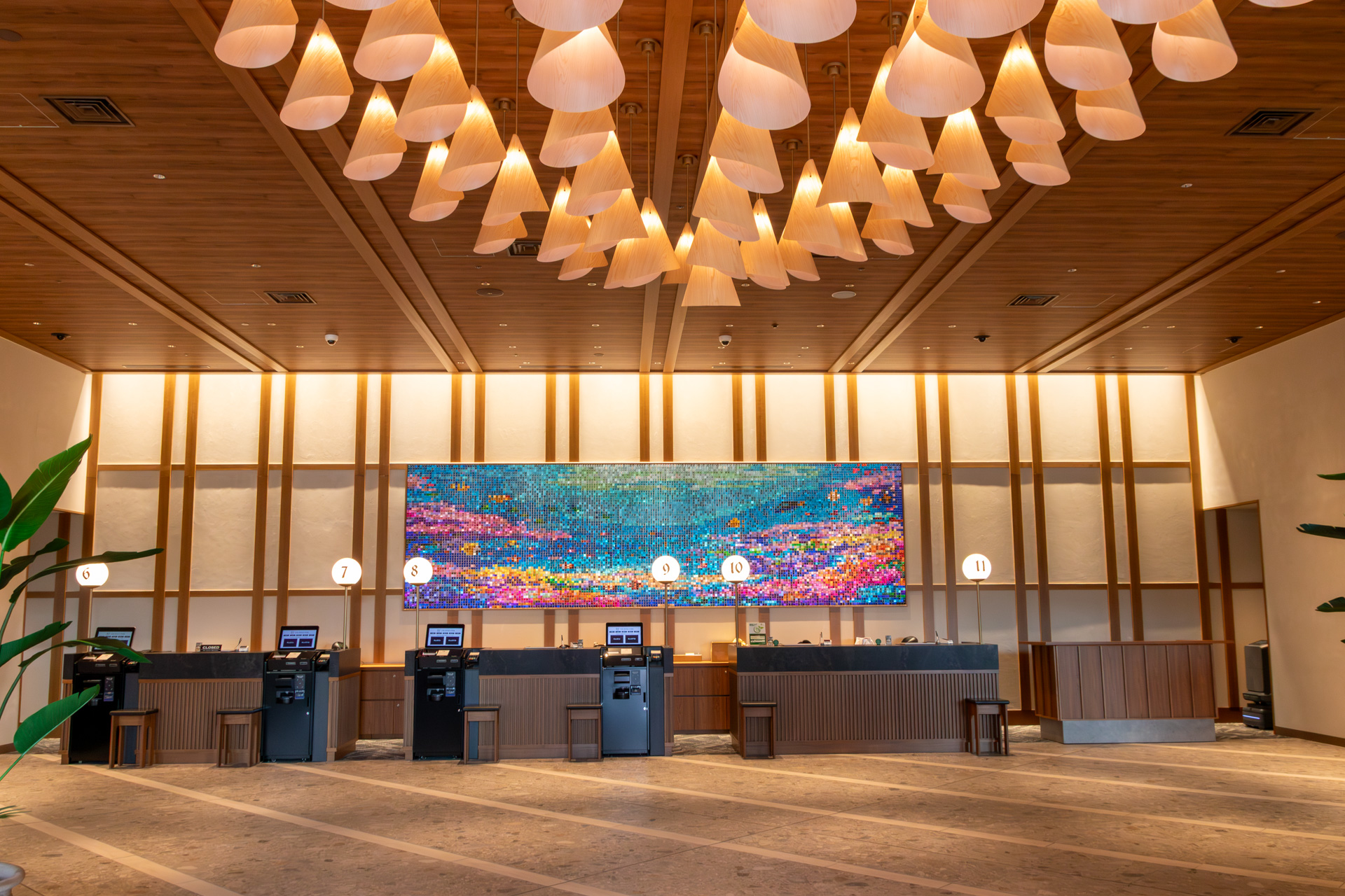 エントランスからチェックインカウンターまでの内装