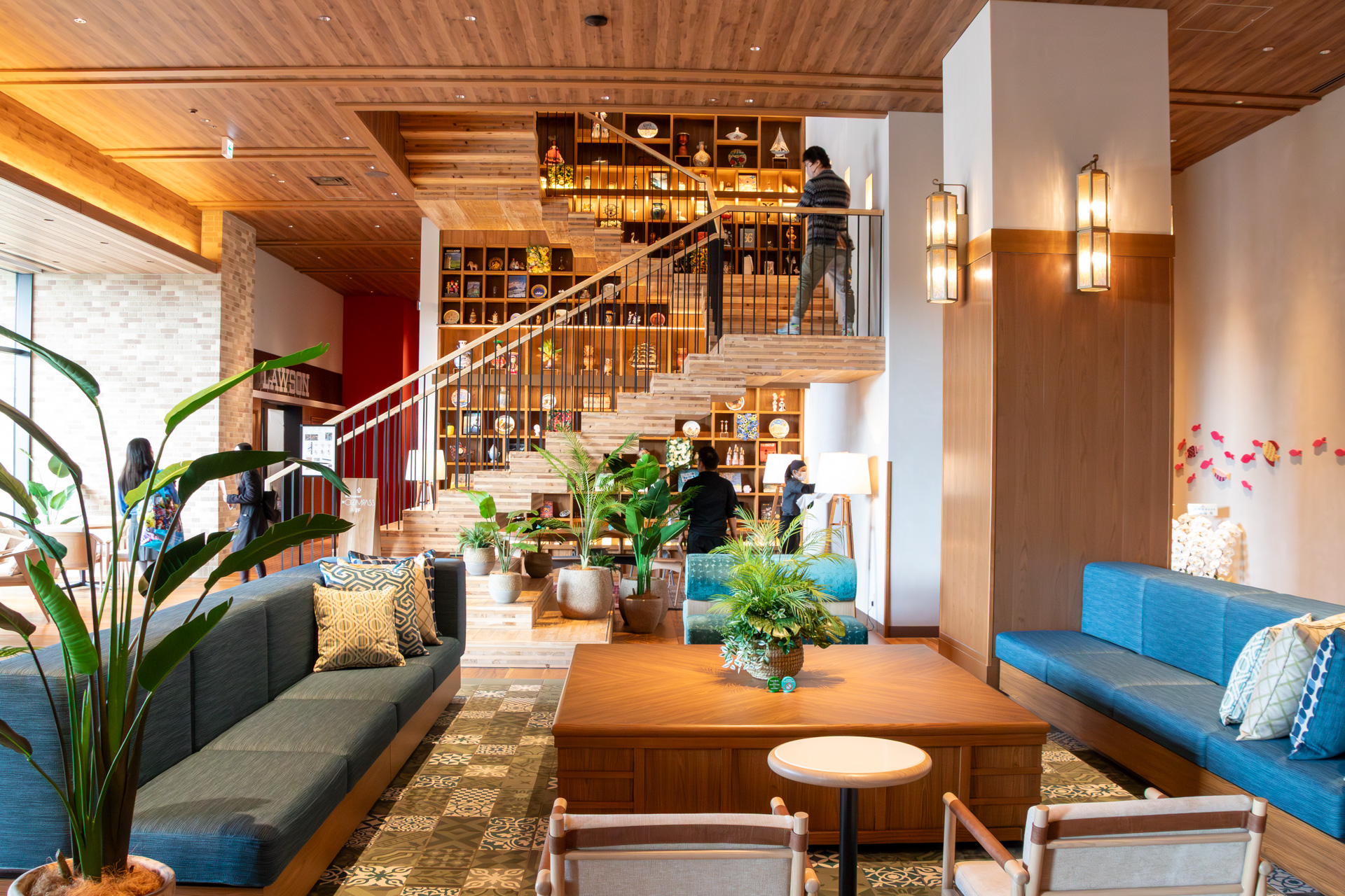 ロビーラウンジにはアイコン的な造形物「積み木を登るように積層されたCLT階段」が設置してある