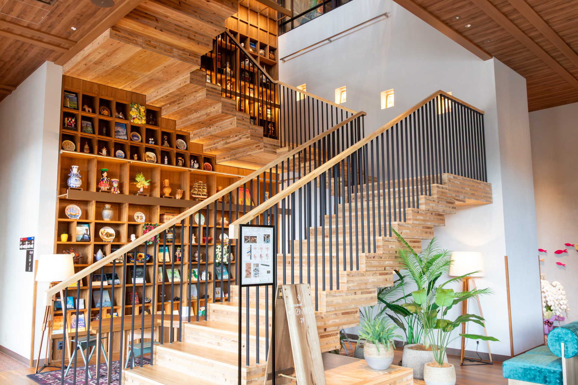 CLTは「Cross Laminated Timber＝直交集成板」のことで、軽い・施工が早い・環境負荷が少ないといった特徴がある