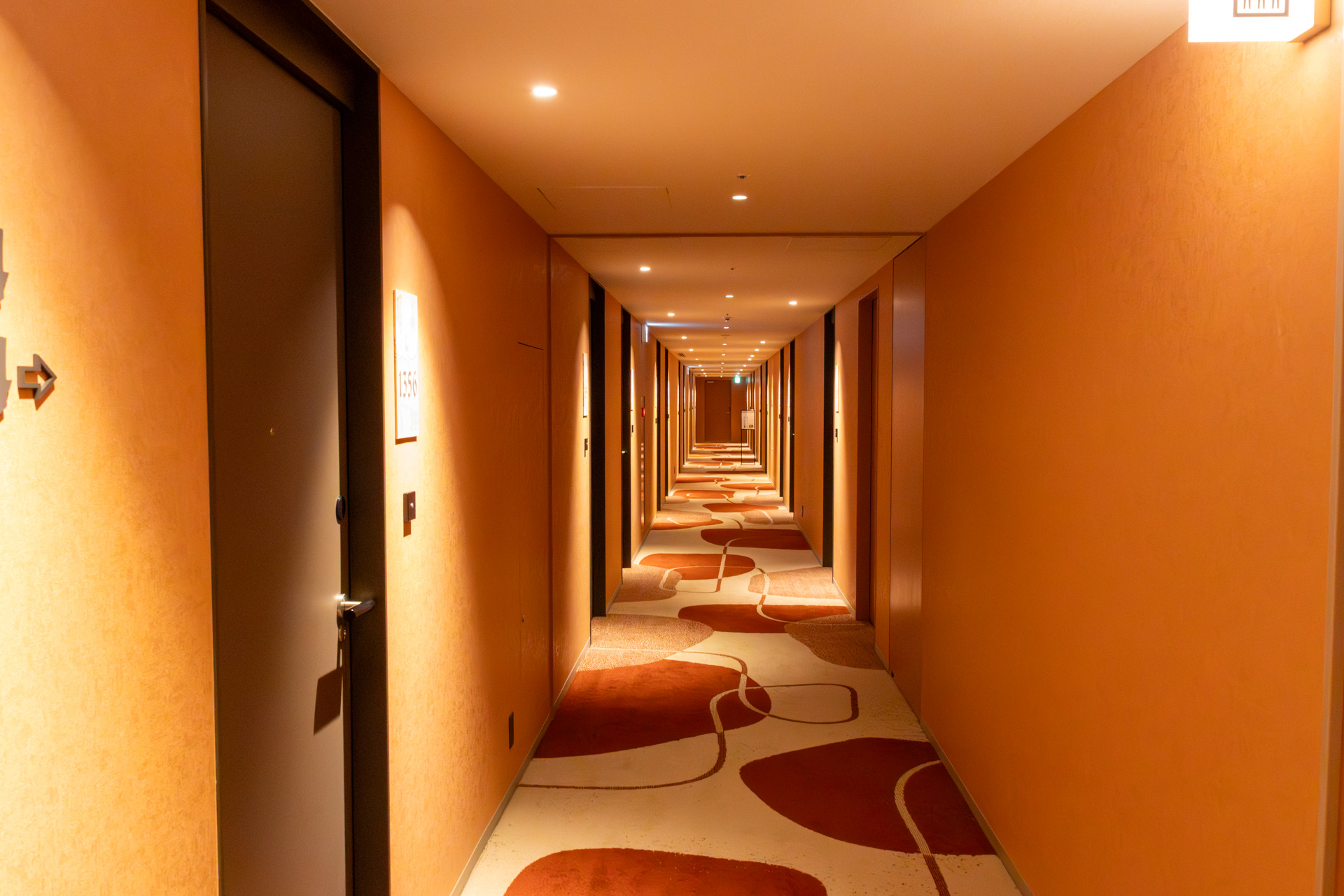 客室フロアの廊下はゾーンごとにカラーリングが異なる