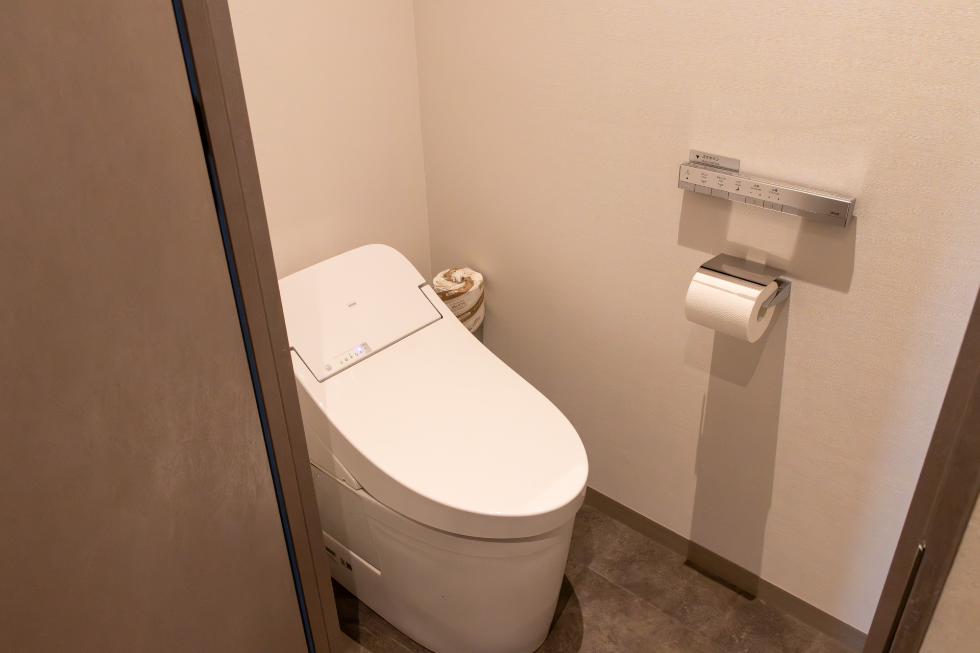 TOTO ウォシュレットを備えたトイレ