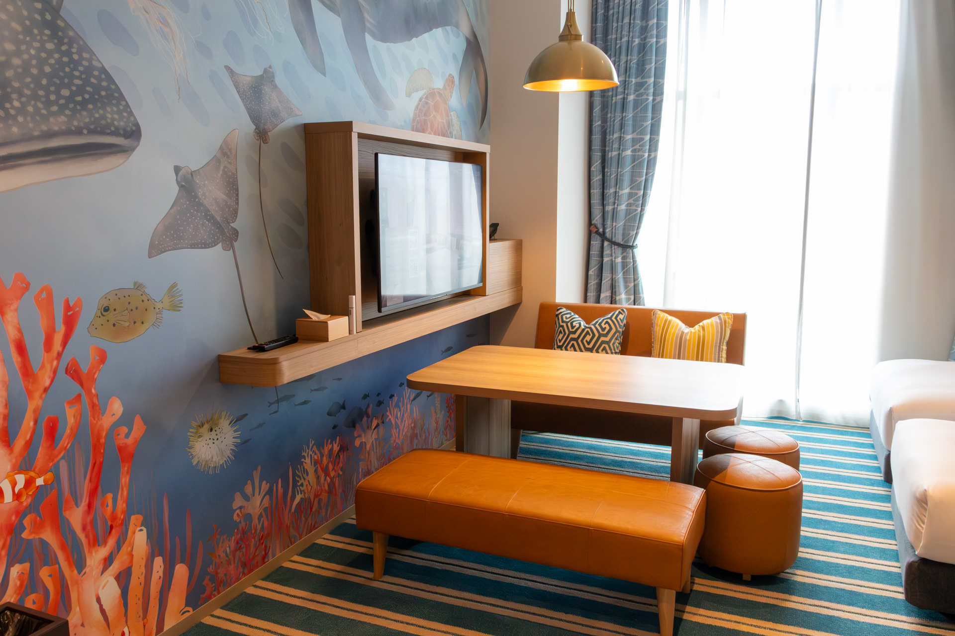 壁面には海中の様子が描かれている