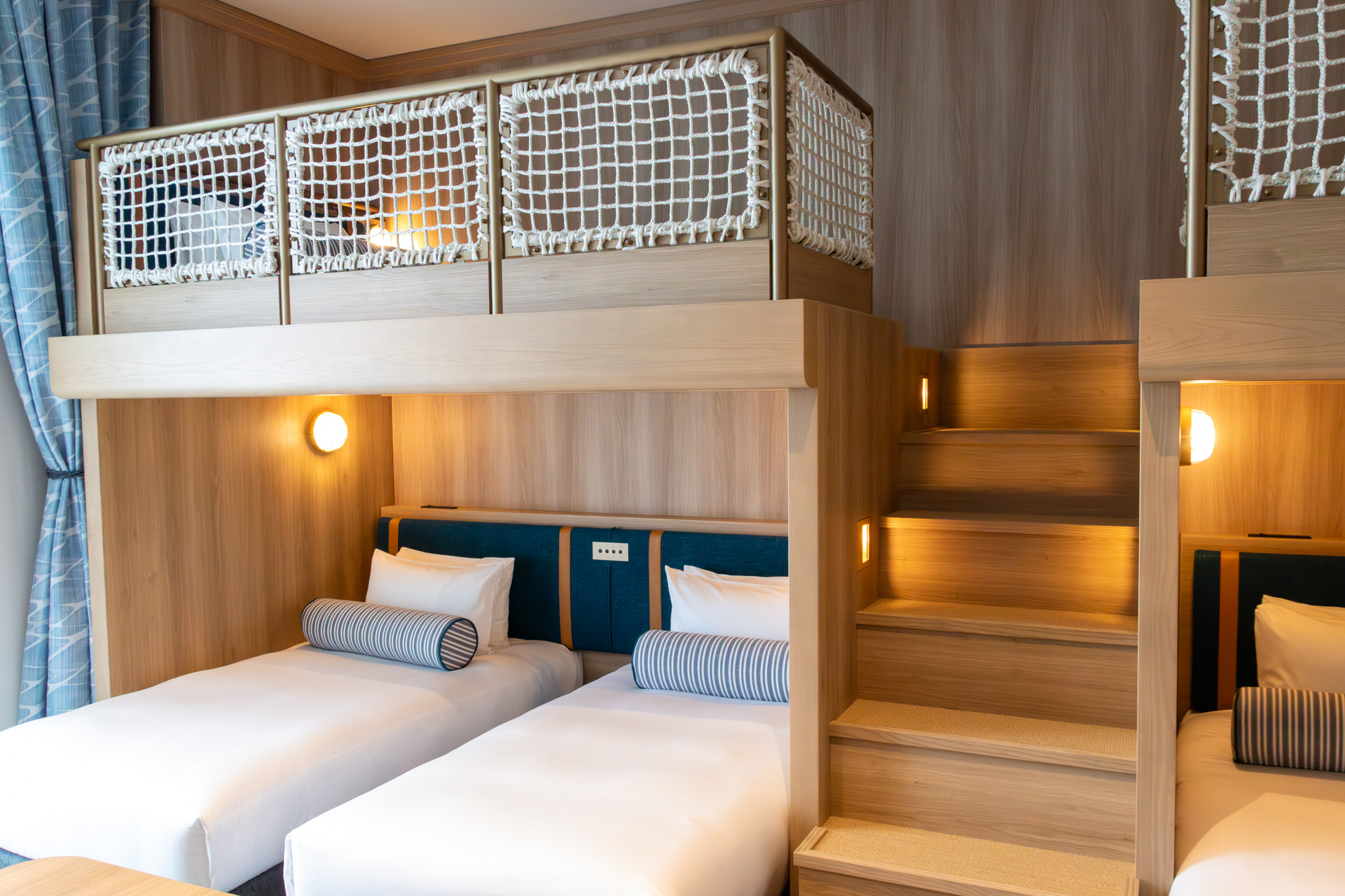 ロフトには帆船を思わせるロープを用いた柵を設置