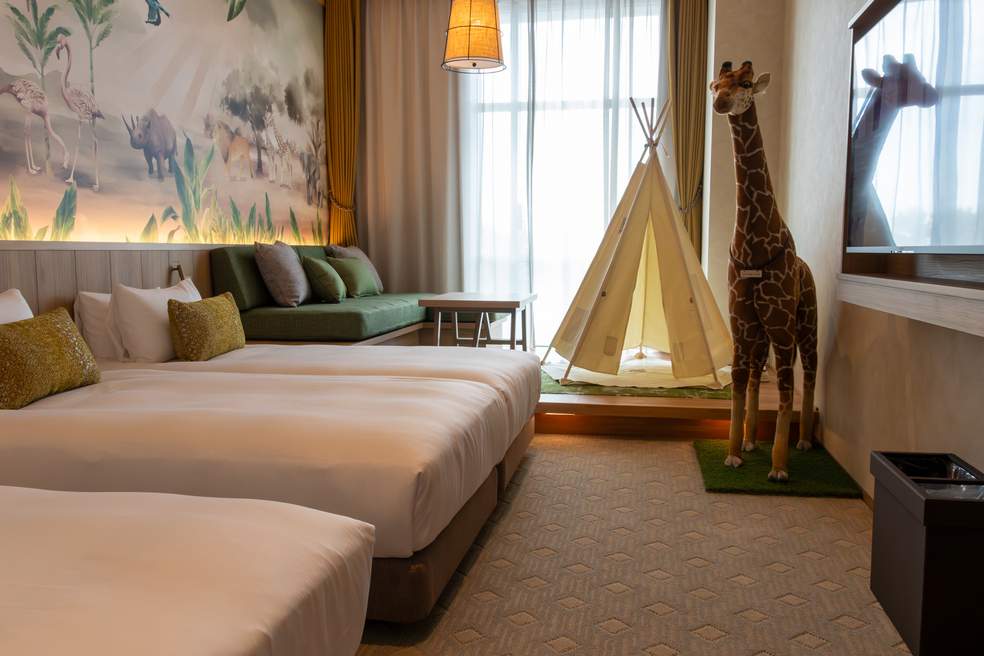 「サファリ スーペリア トリプル」のキリンは生まれたてサイズ