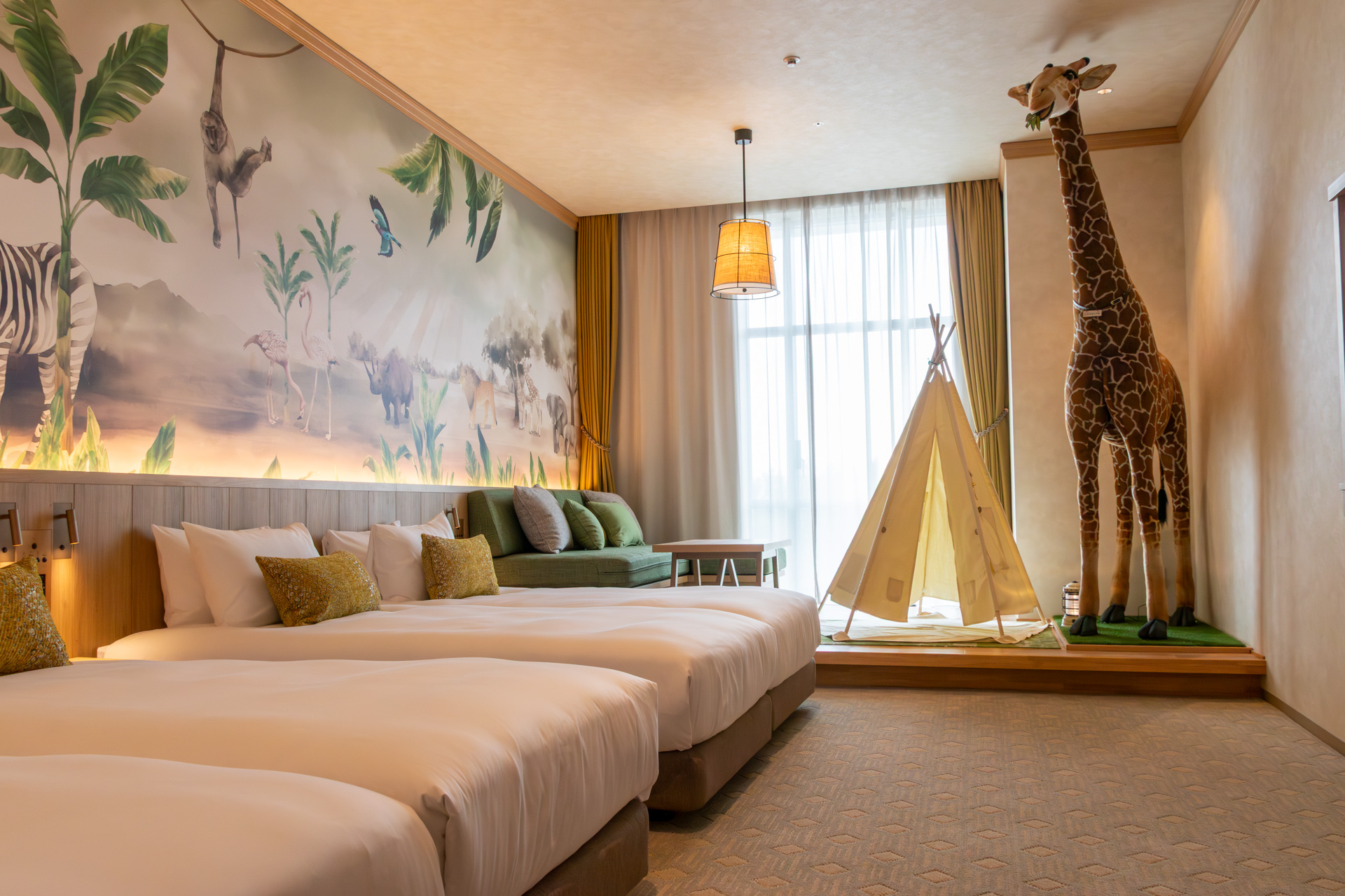 「サファリ デラックス フォース」のキリンは天井にぶつかりそうな成長期サイズ