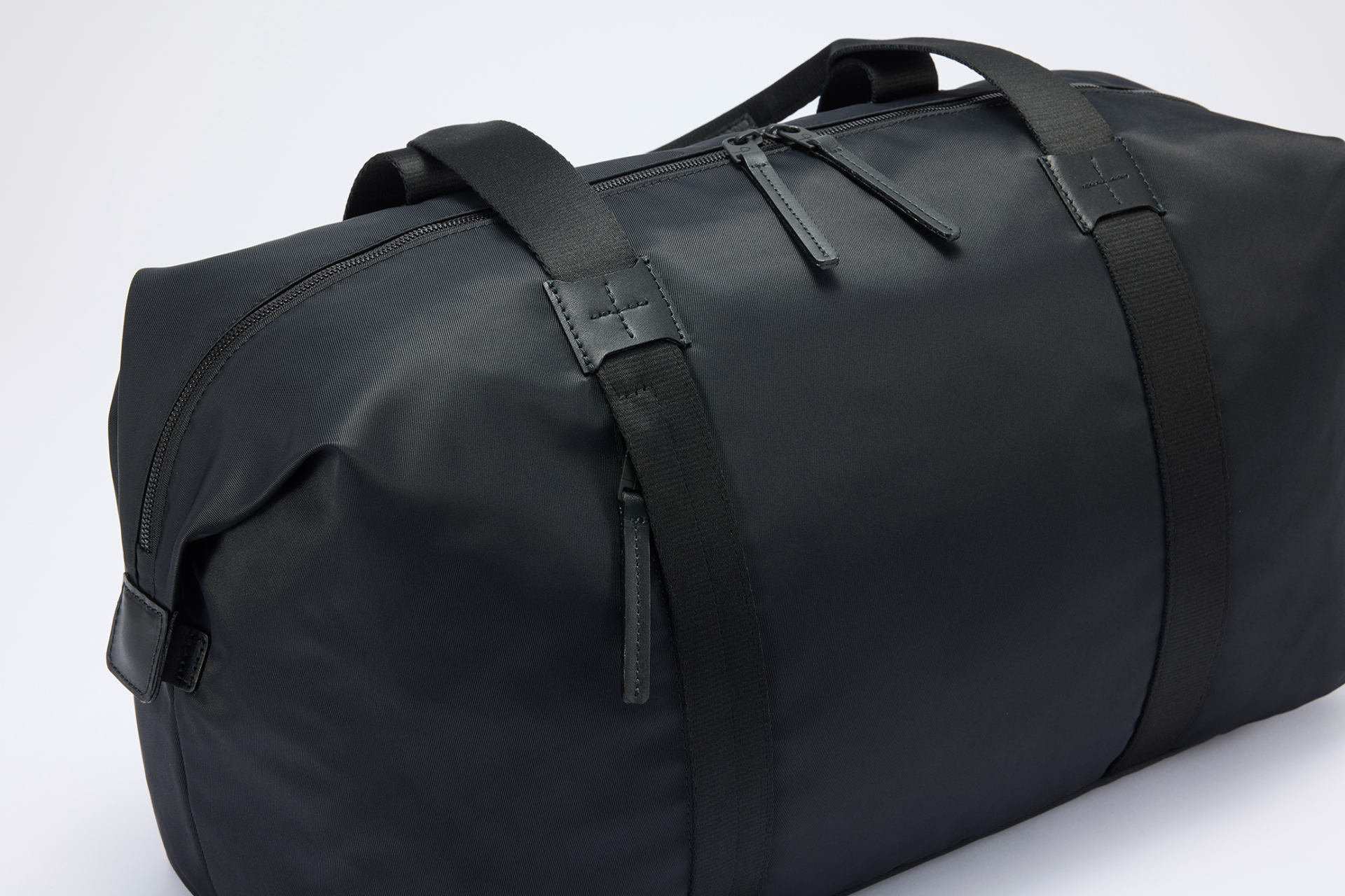 上質な国産素材を使用し、国内で縫製