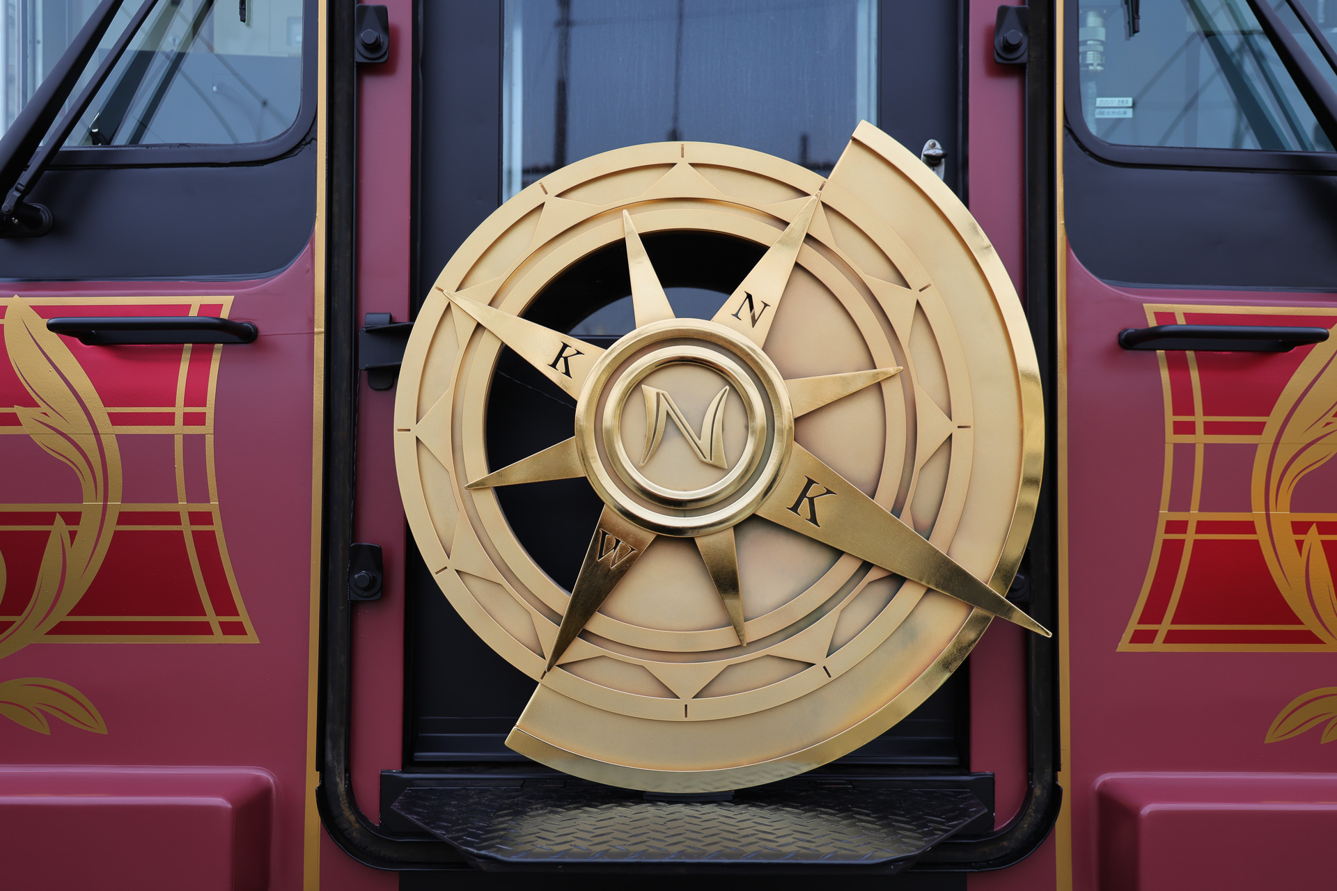 先頭車両に取り付けられた金色に輝くエンブレム