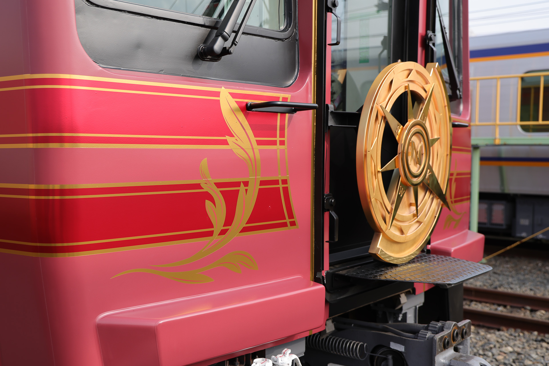 沿線にゆかりのある植物をモチーフにした装飾。高野山に咲くシャクナゲ、なんば駅の駅舎に用いられているアカンサス