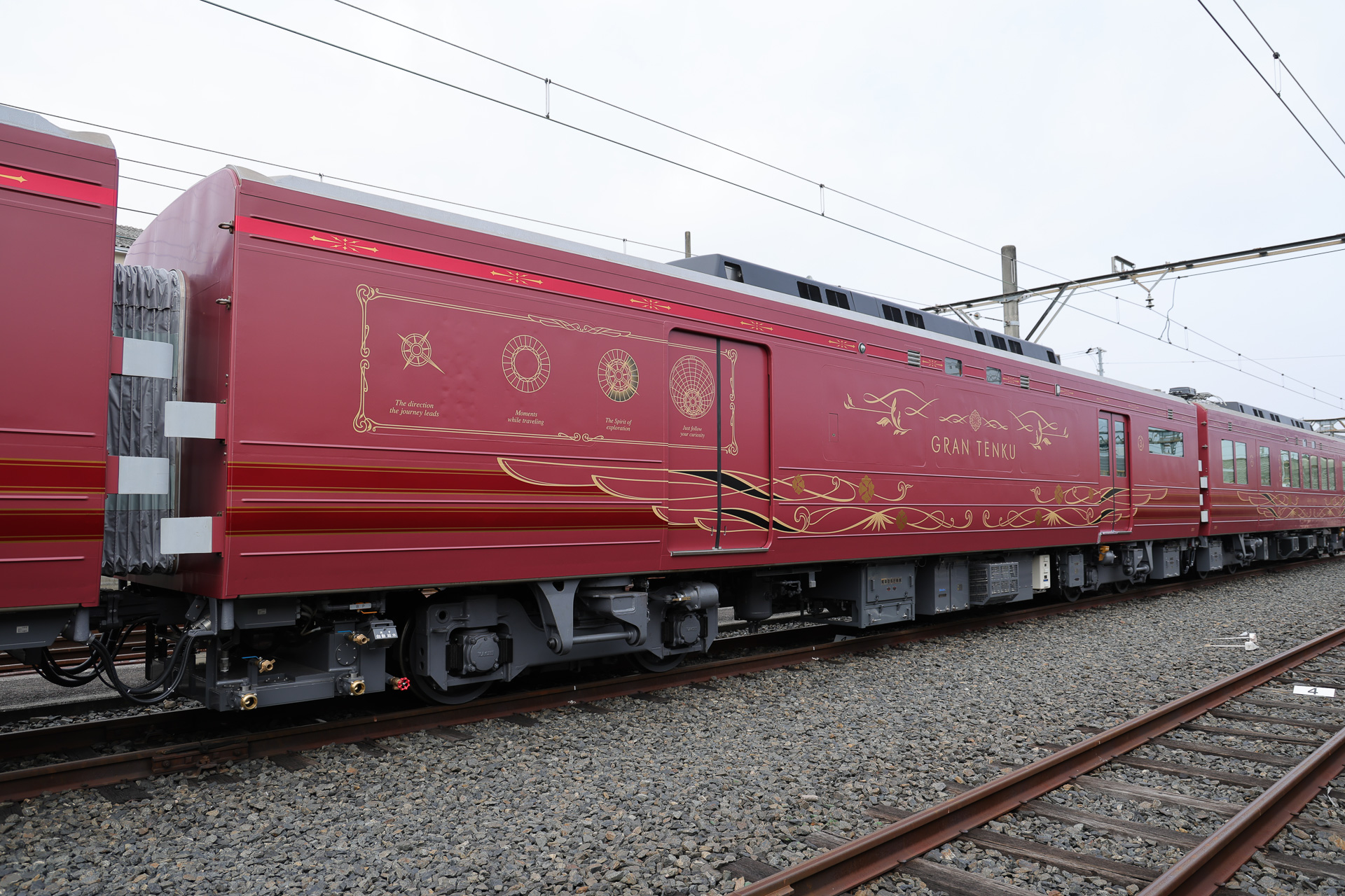 3号車外観。ロビーラウンジのカウンターがある山側には窓がなく「キュリオンシティマーク」が描かれた。谷側は窓を向いた座席を設ける