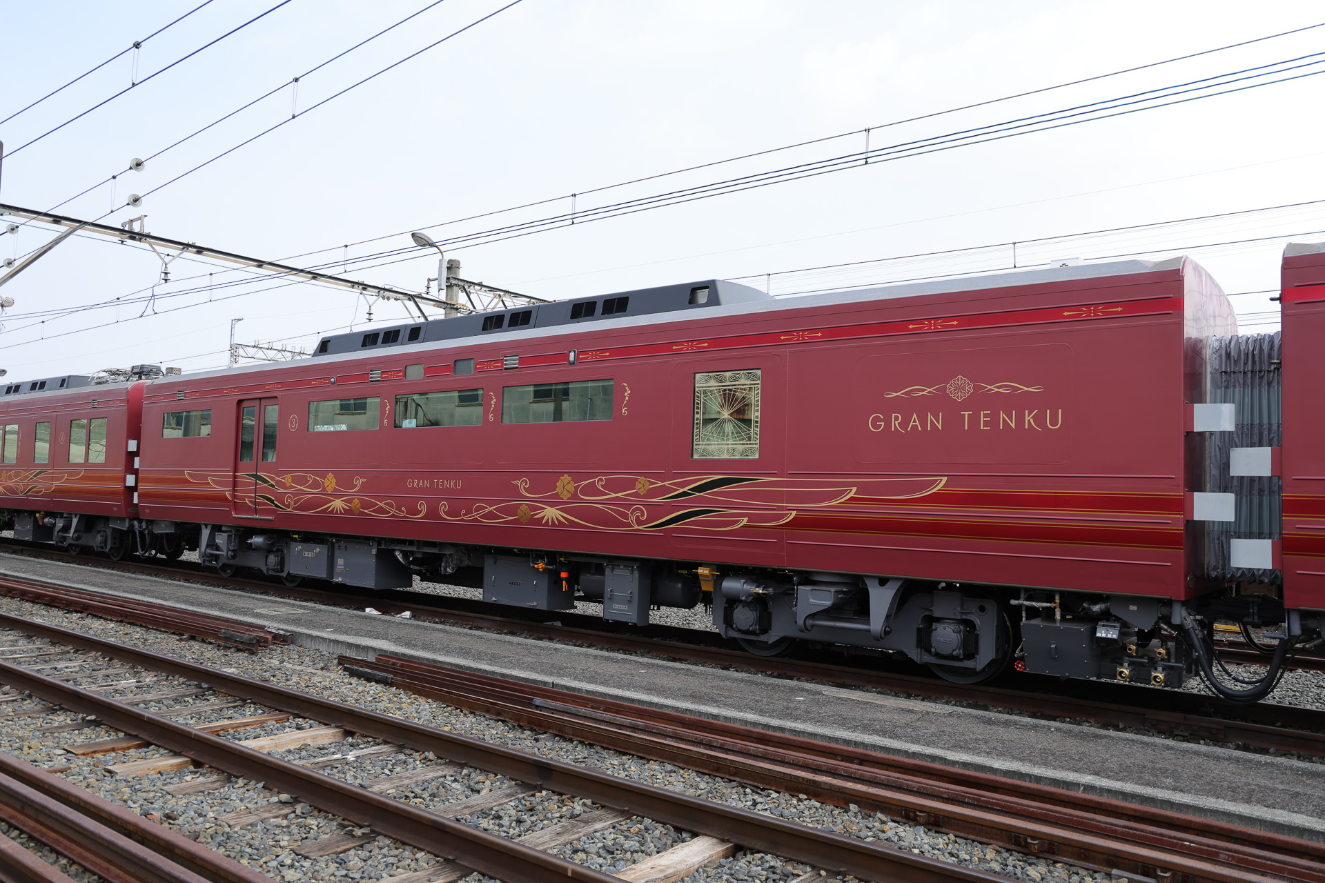 3号車外観。ロビーラウンジのカウンターがある山側には窓がなく「キュリオンシティマーク」が描かれた。谷側は窓を向いた座席を設ける