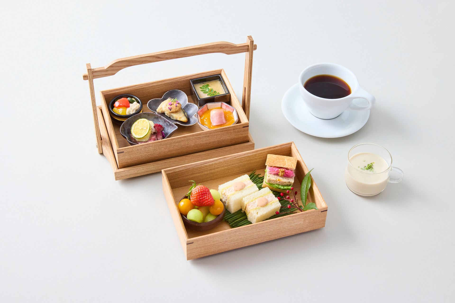 2026年春夏のモーニングメニュー。有田みかんや地元野菜した6種類の小鉢をおかもちで提供。2種類のサンド、生山椒と胡麻豆腐を使用したスープもセットに