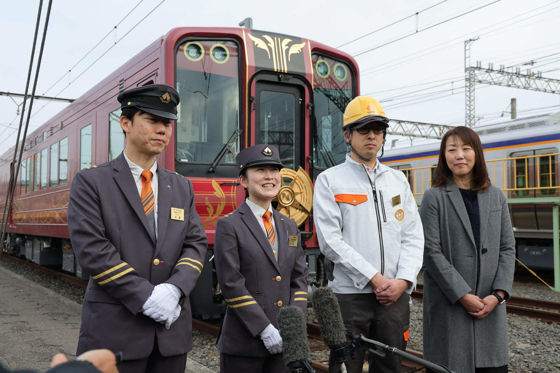 南海電鉄 運輸車両部の担当者。左から、才津慎司課長補佐、森椎菜主任、久保園隆祥課長補佐、赤阪真理子上級主任