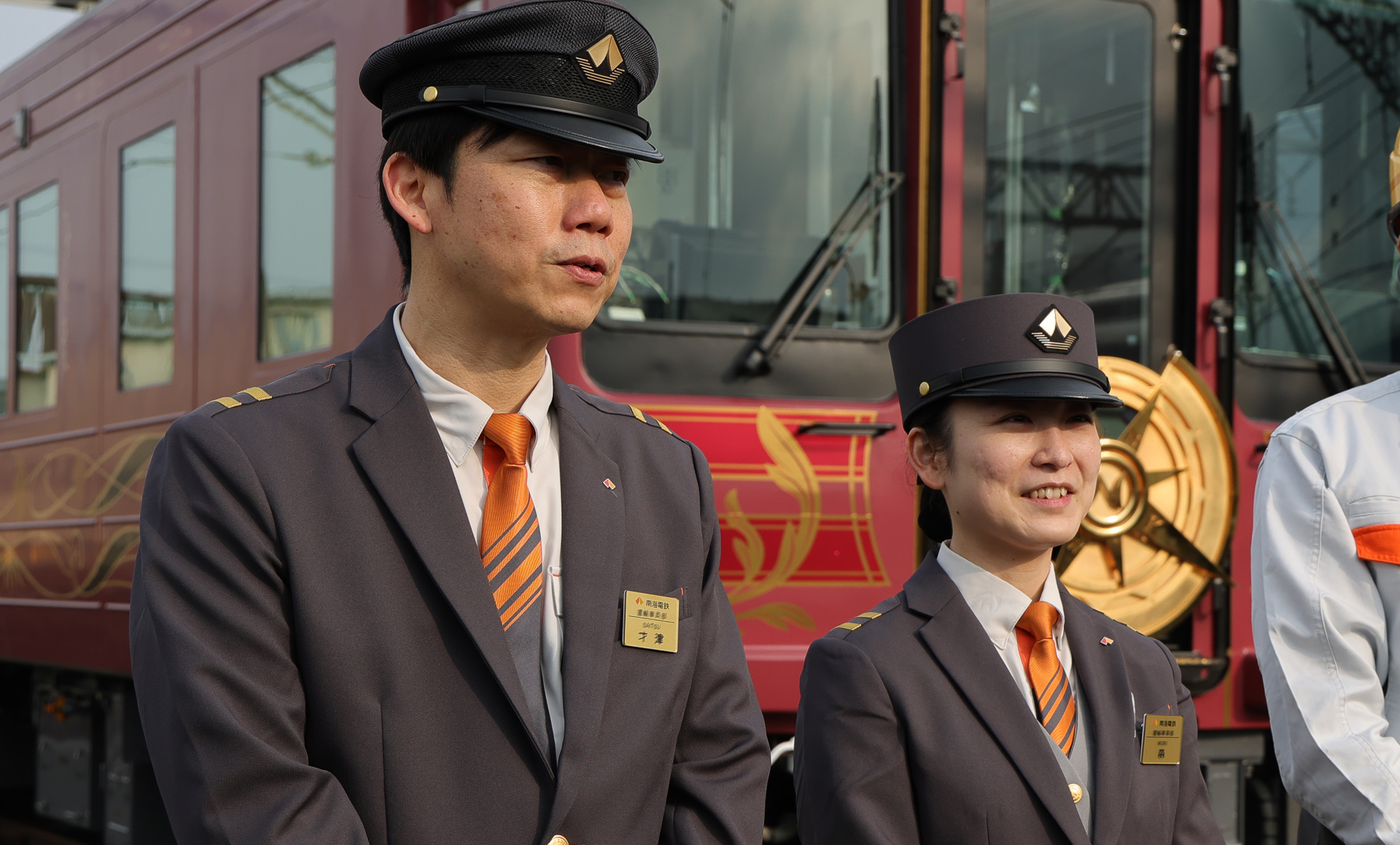 営業担当の才津慎司氏と森椎菜氏