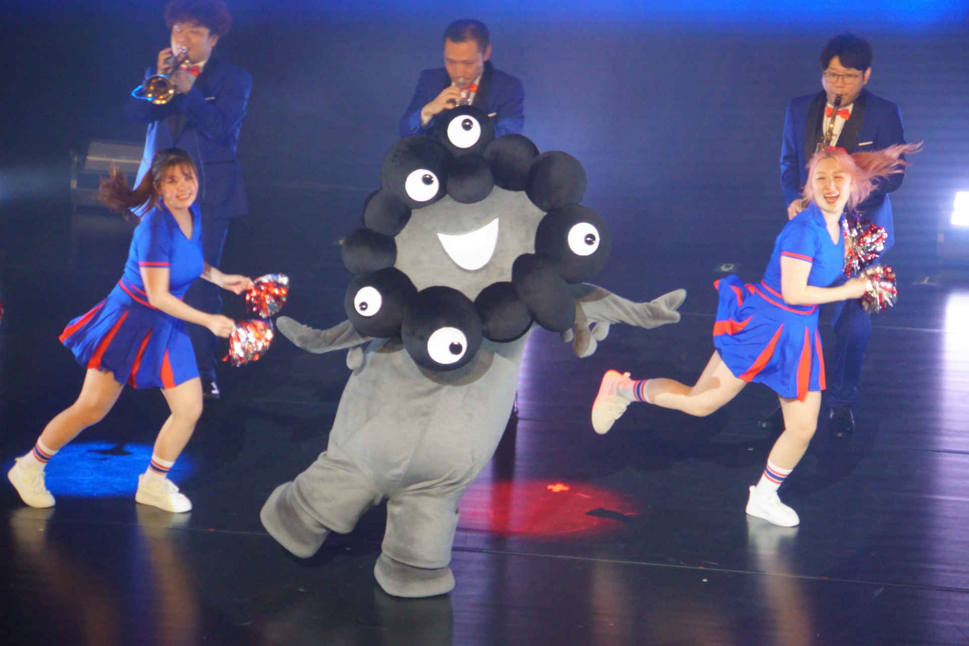 ミャクミャクはテンションが上がると黒い姿に変身するらしい