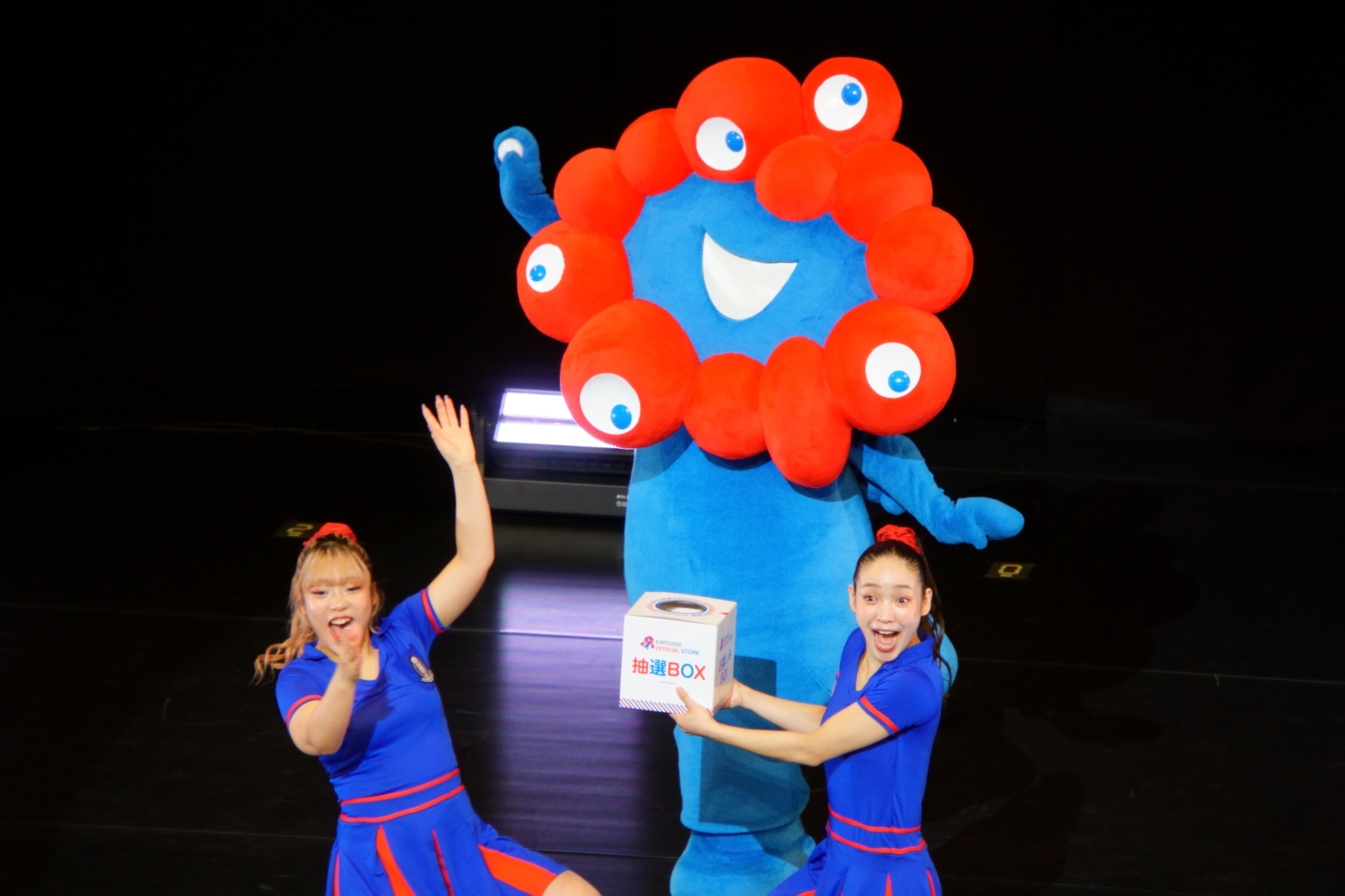 3名の観客がミャクミャクのジェスチャーを当てるチャレンジも