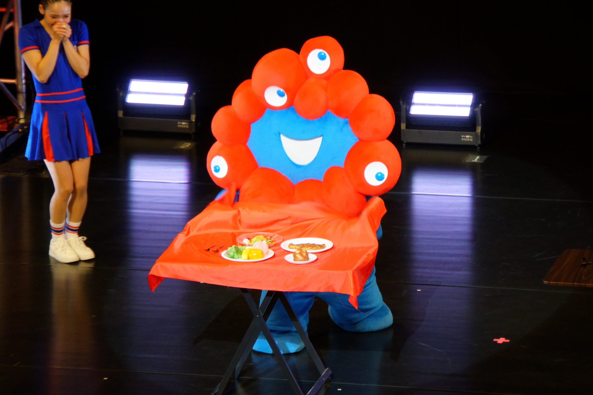 3名の観客がミャクミャクのジェスチャーを当てるチャレンジも