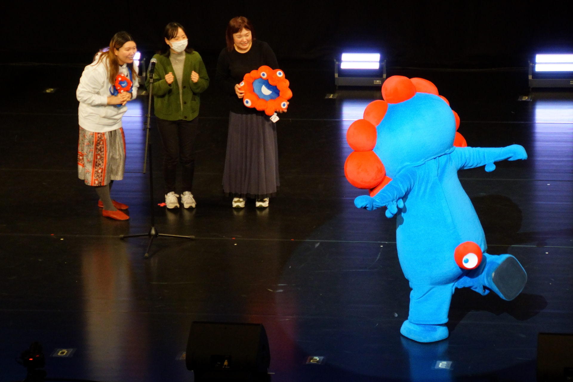 3名の観客がミャクミャクのジェスチャーを当てるチャレンジも