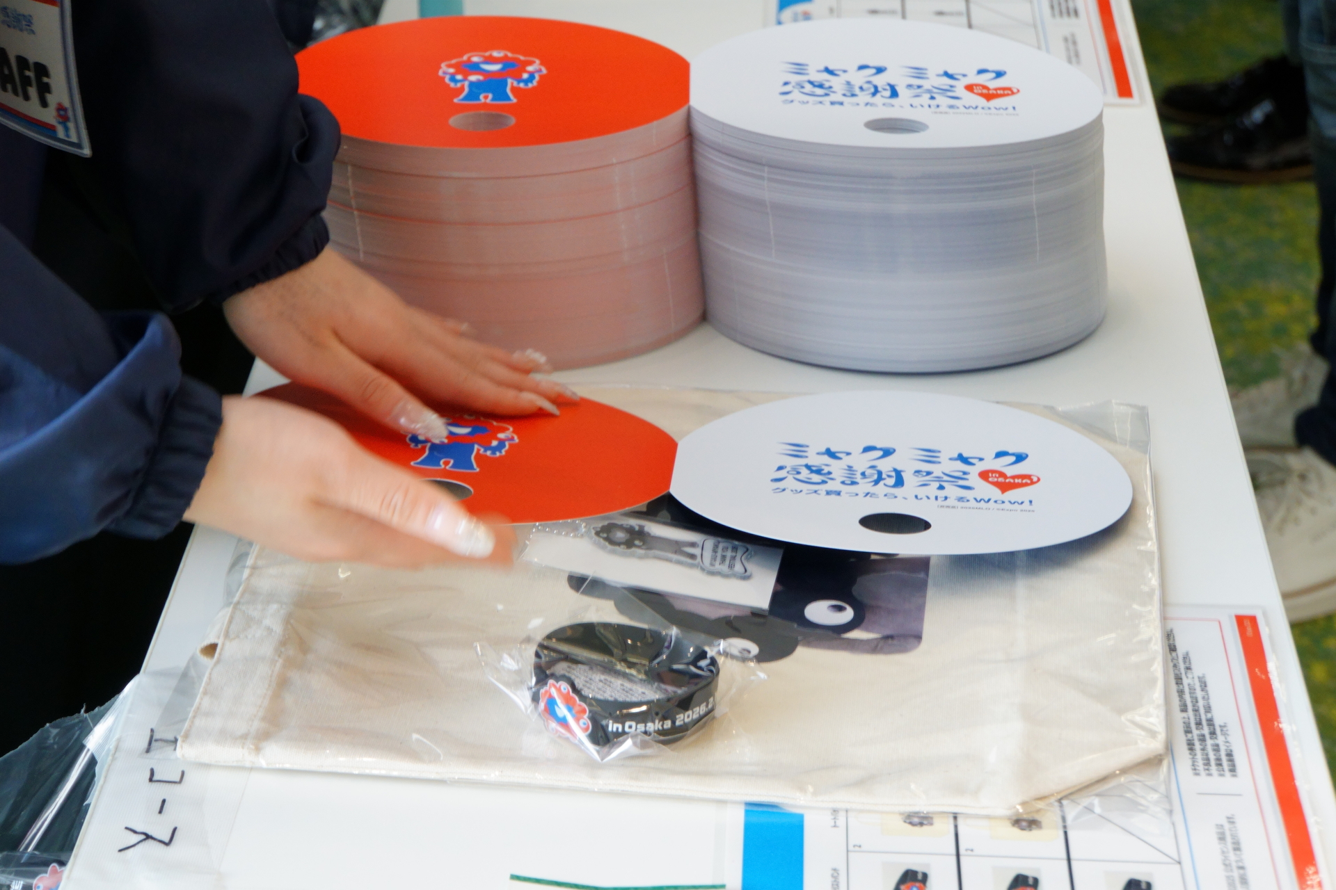 イベント特典グッズは黒ミャクミャクがあしらわれた感謝祭限定のデザイン