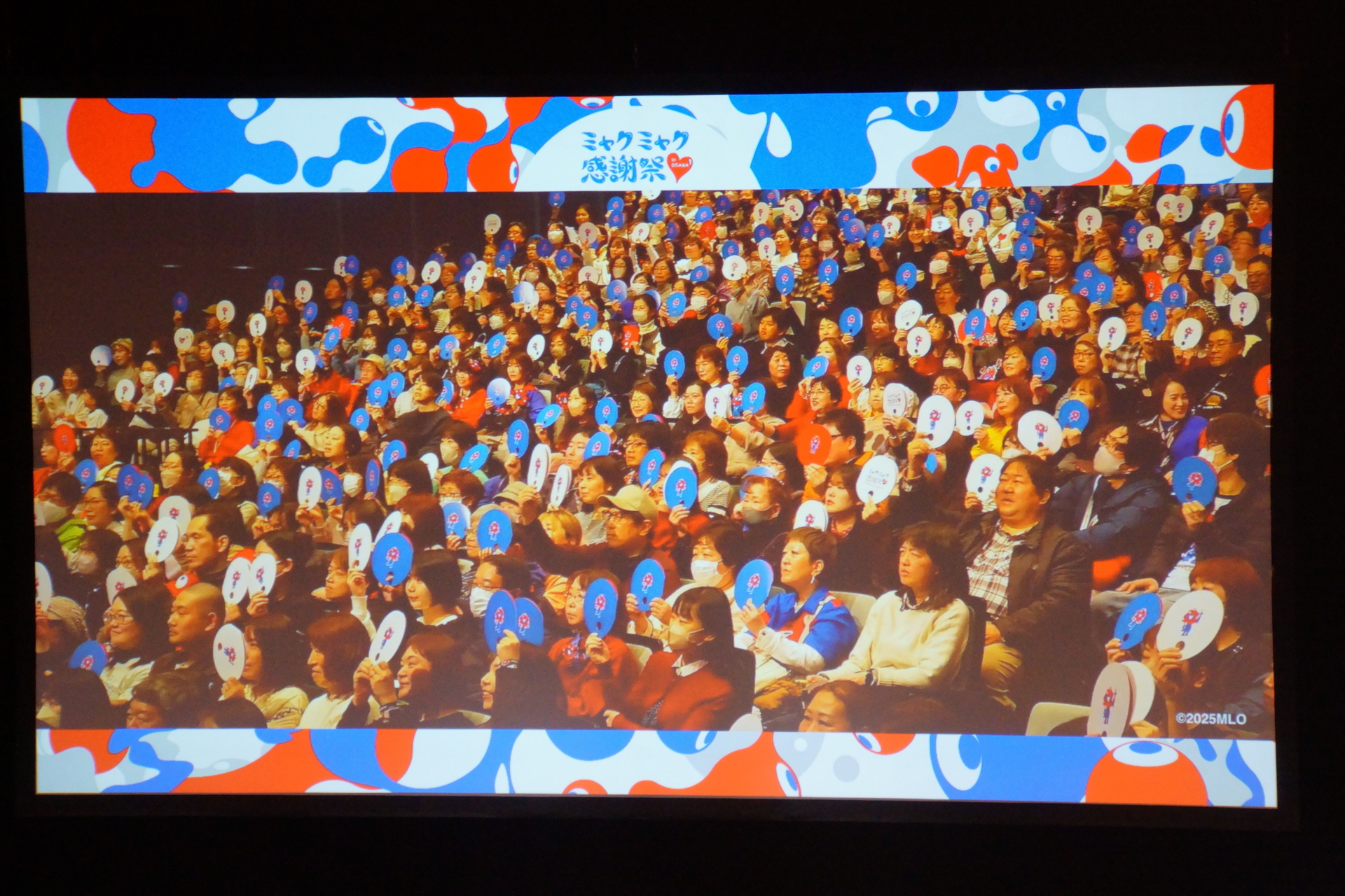 うちわで3つの選択肢のなかから回答。正解し続けた人が景品をもらえる