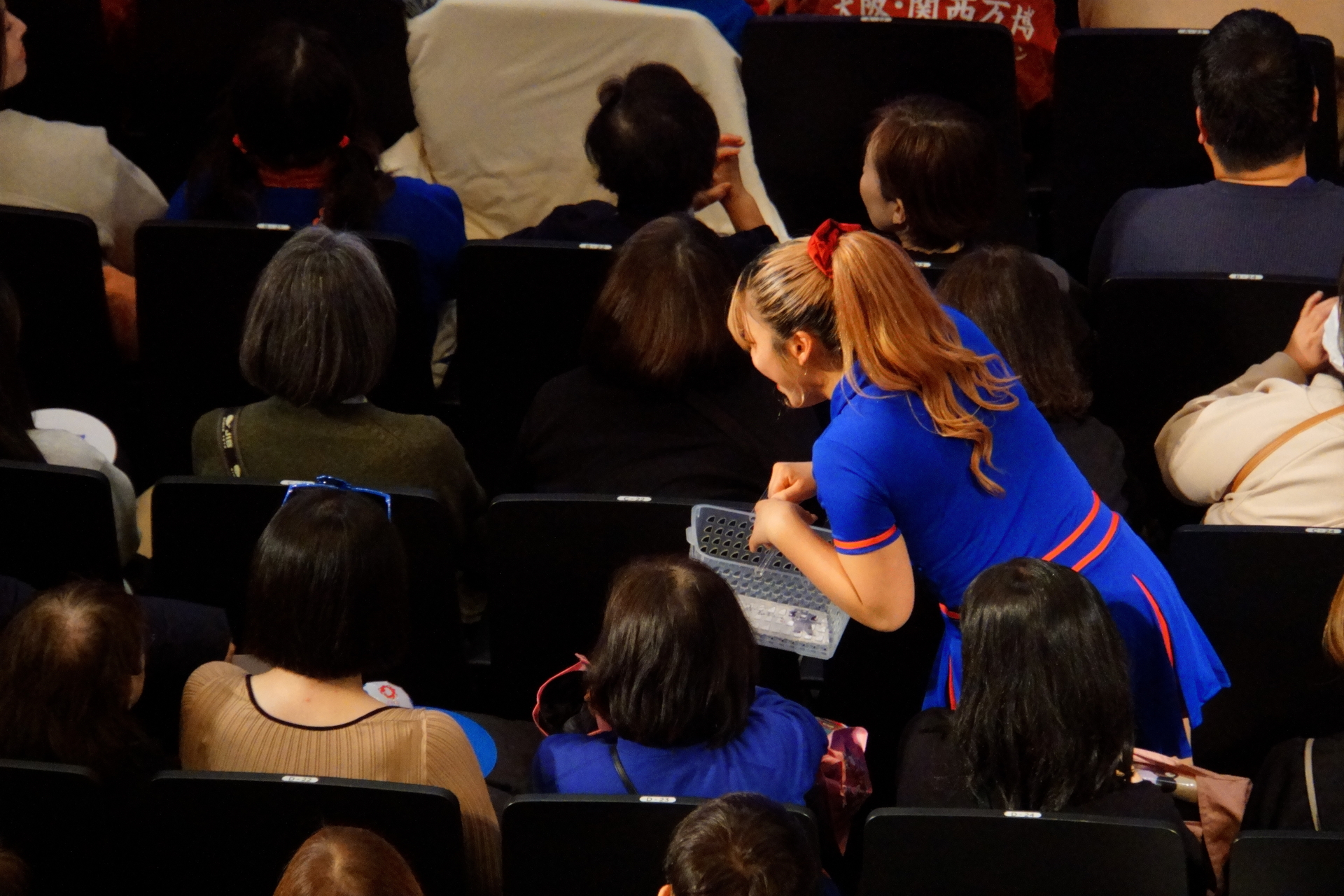 全問正解者にはサイン入りの黒ミャクミャクブロマイドが贈られた