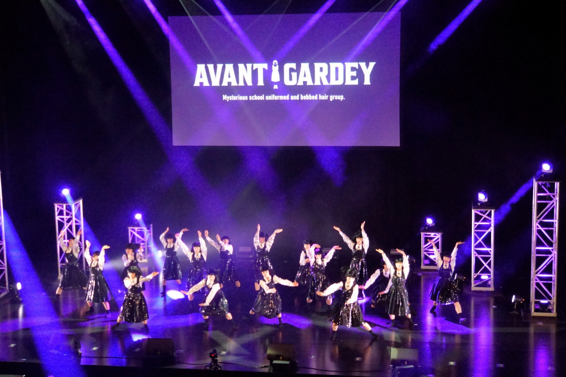 アバンギャルディによるパフォーマンスが始まると……