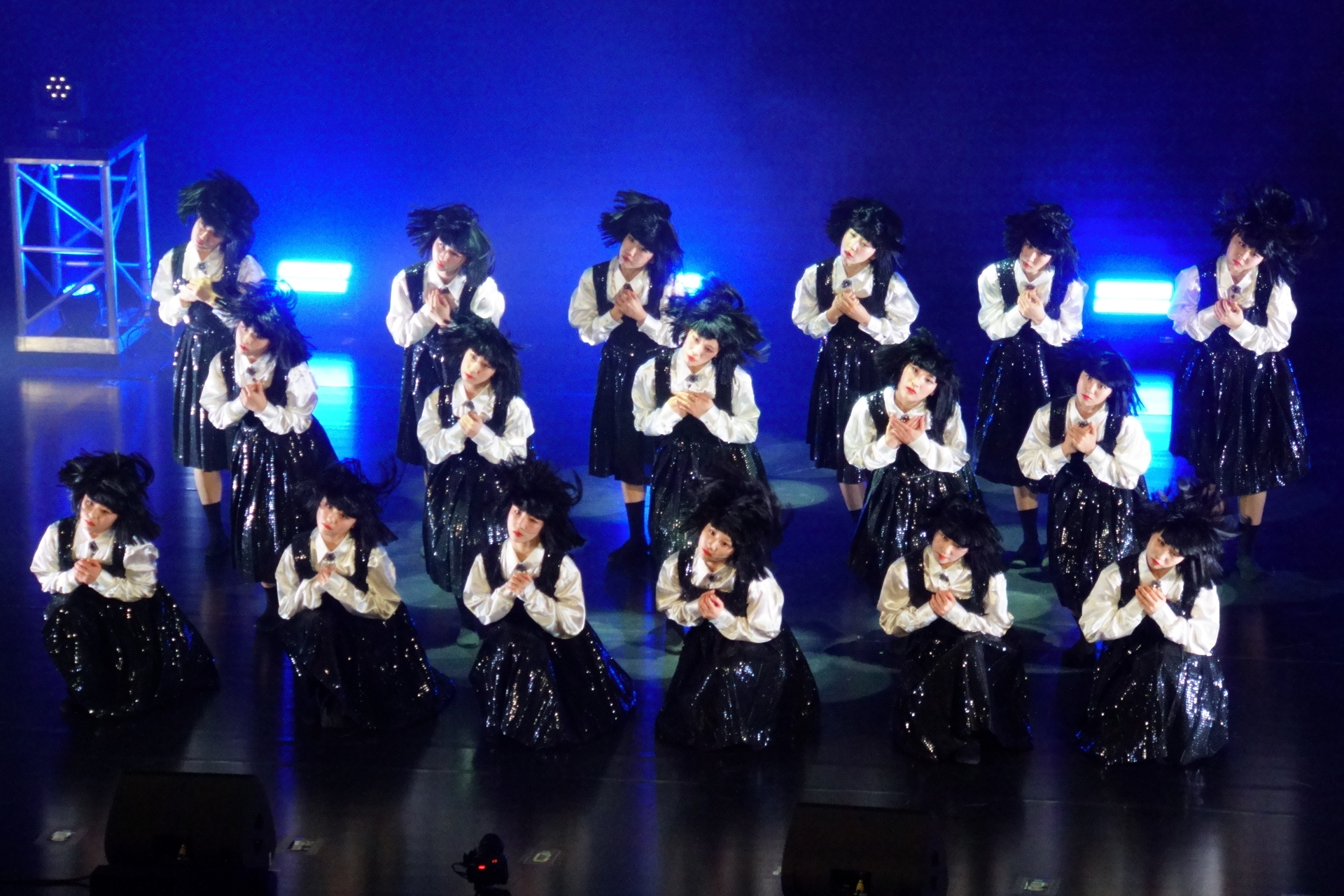 アバンギャルディによるパフォーマンスが始まると……