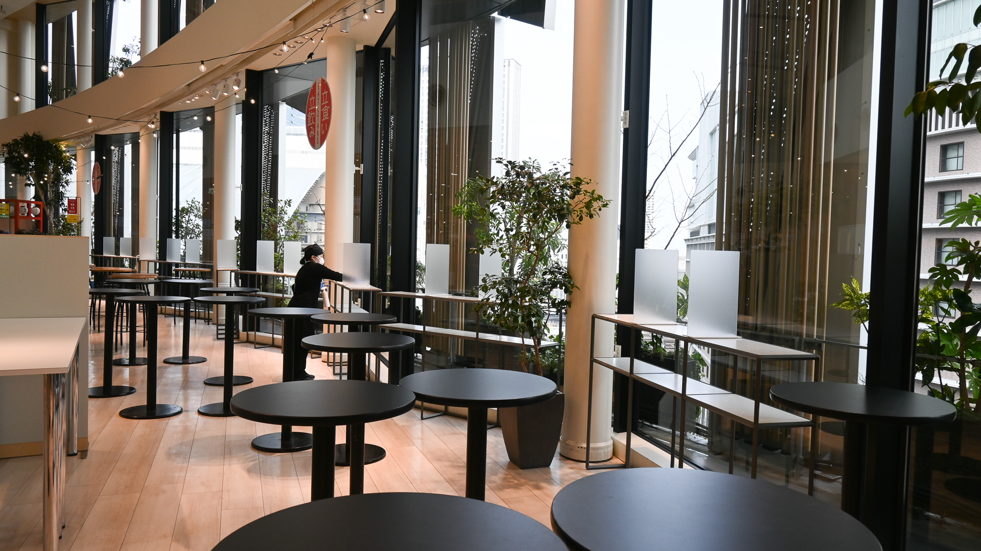 買ったものをすぐ食べられるイートスタンド