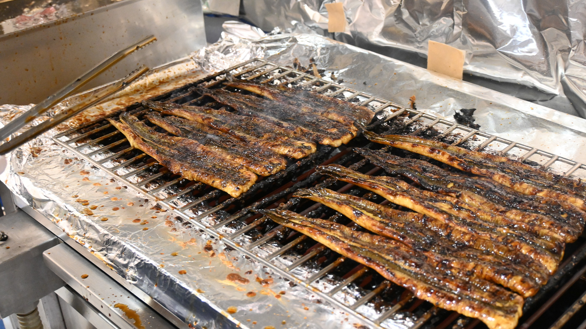 「うえの」ブースにて。二度目のタレ付けのあとも、しっかりと焼き上げる