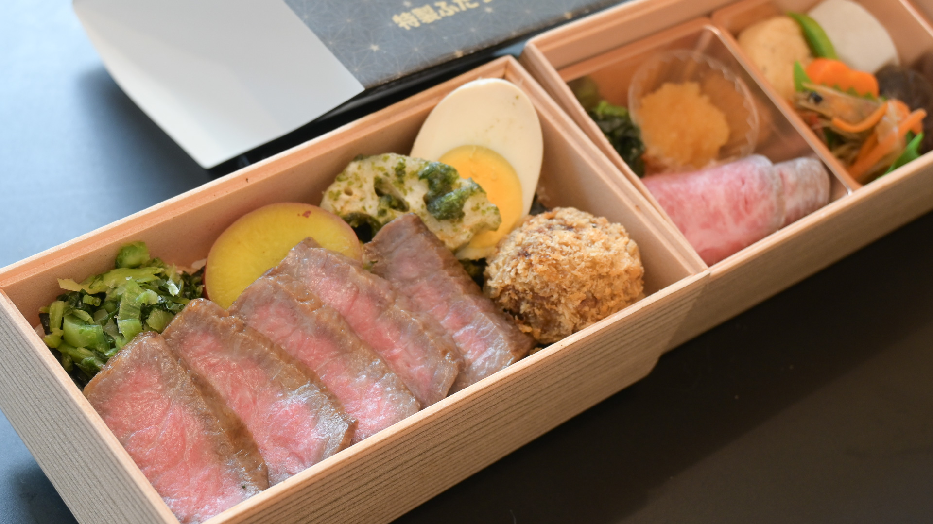 カイロ堂「特製ふたつ星弁当」。佐賀牛ステーキは風味だけでなく、ピンク色の見た目も美しい