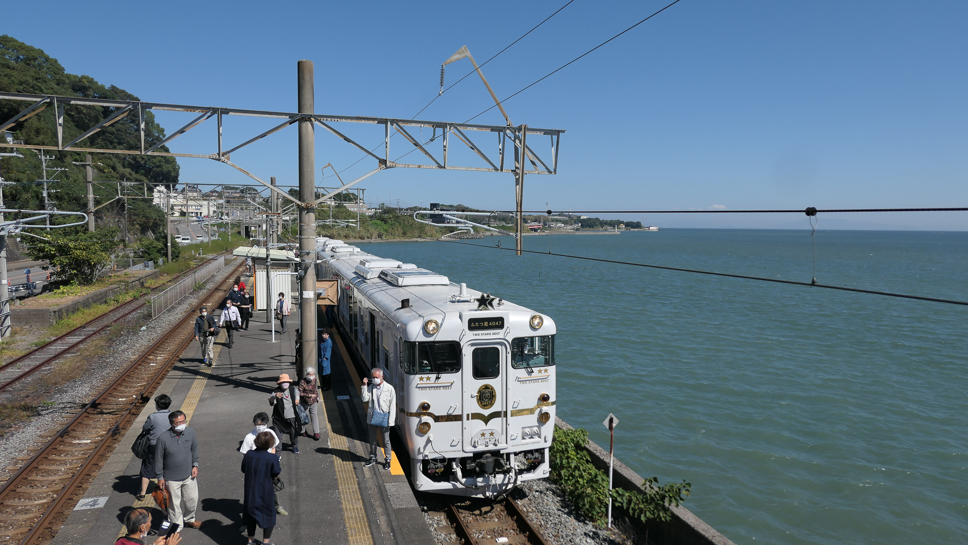 長崎本線・小長井駅に停車する特急列車「ふたつ星4047」。この車内で弁当が販売される（予約制）