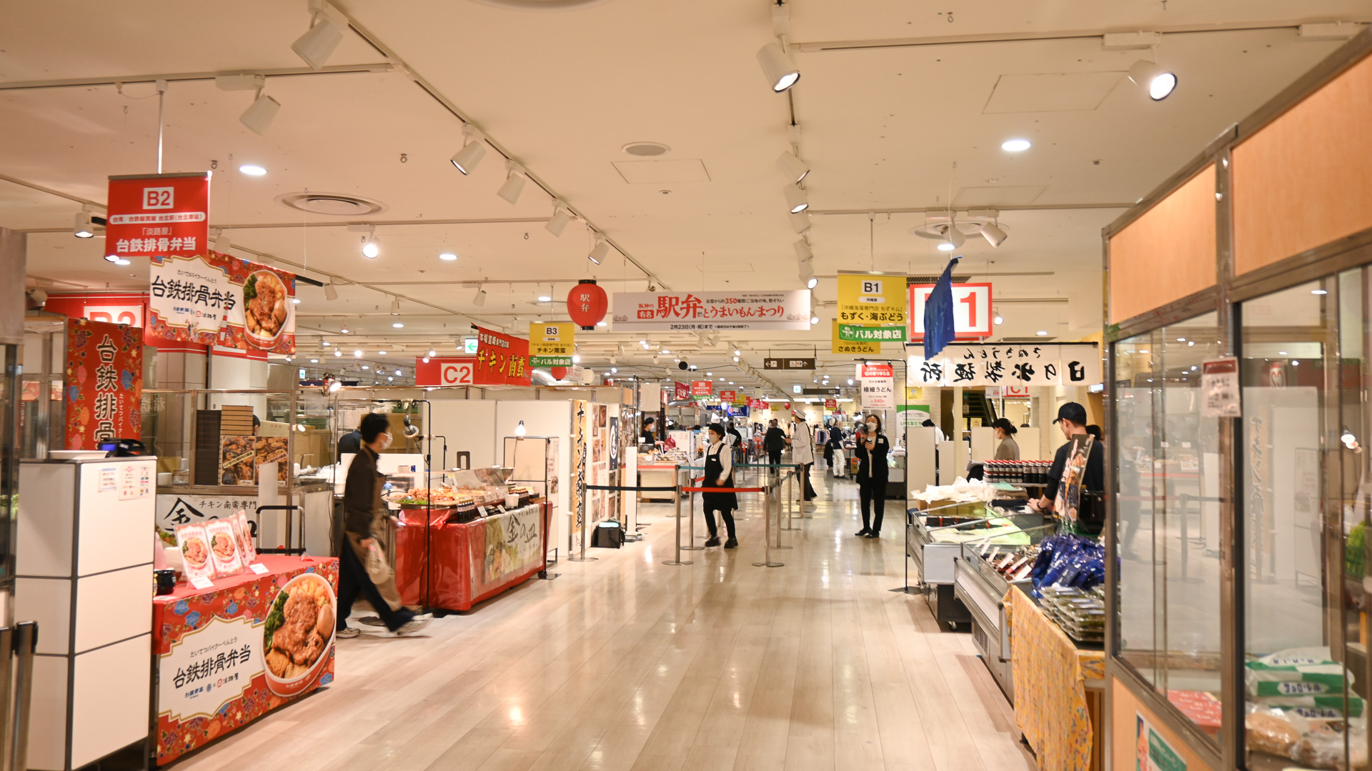 開店前の通路の様子。10時を過ぎると人でいっぱいとなる