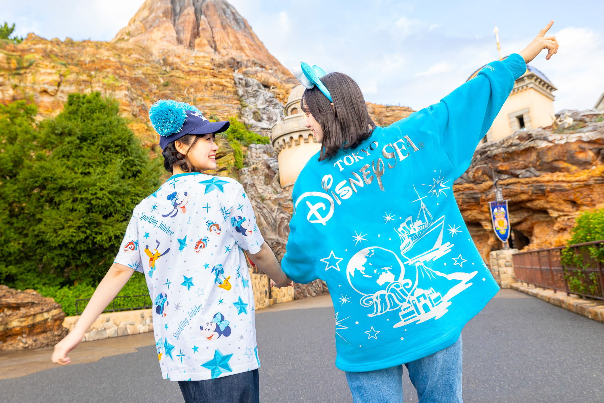 身につけグッズをはじめ、パーク滞在や帰宅後も楽しめるアイテムが揃う