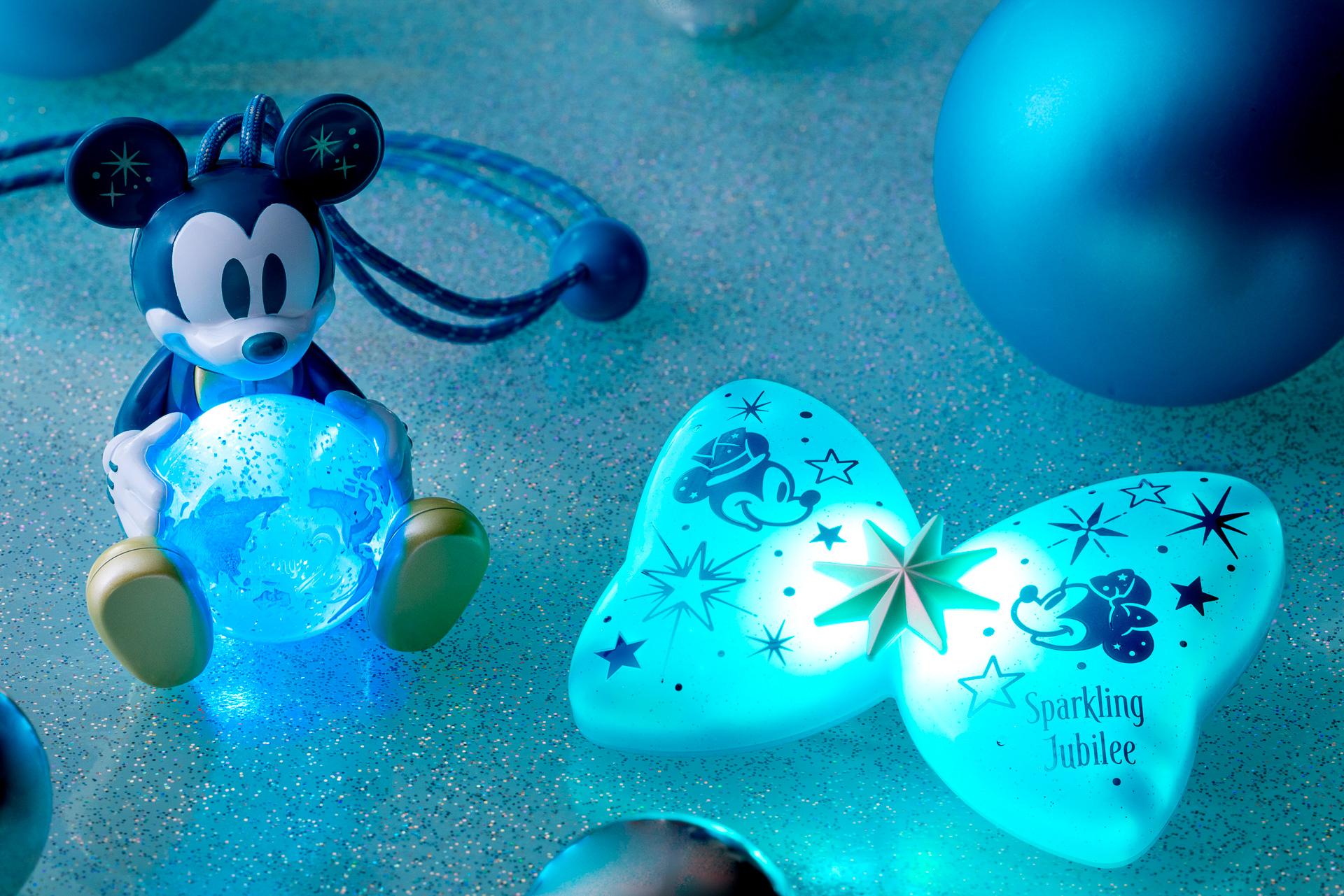 身につけグッズをはじめ、パーク滞在や帰宅後も楽しめるアイテムが揃う