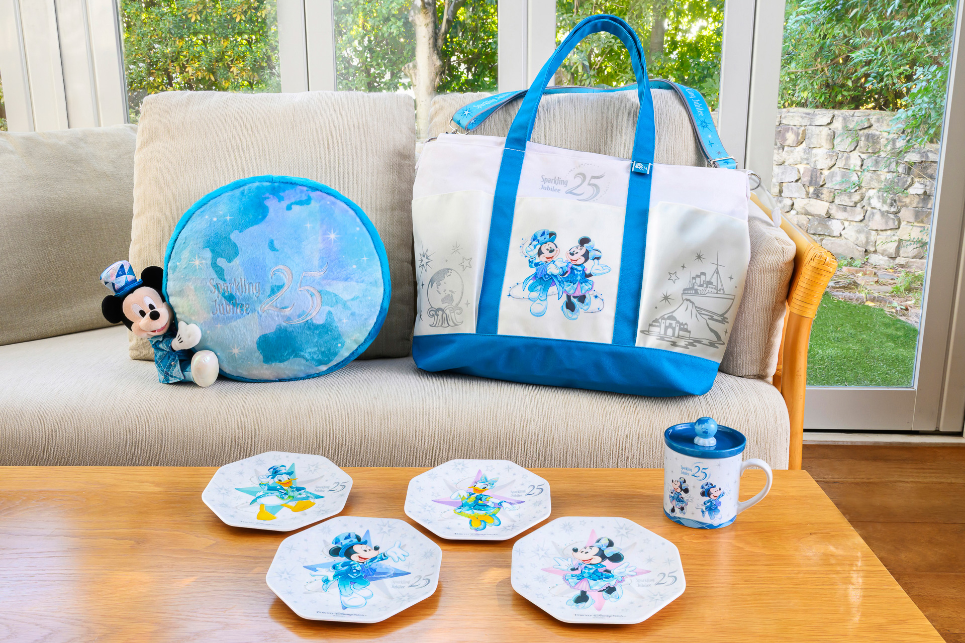 身につけグッズをはじめ、パーク滞在や帰宅後も楽しめるアイテムが揃う